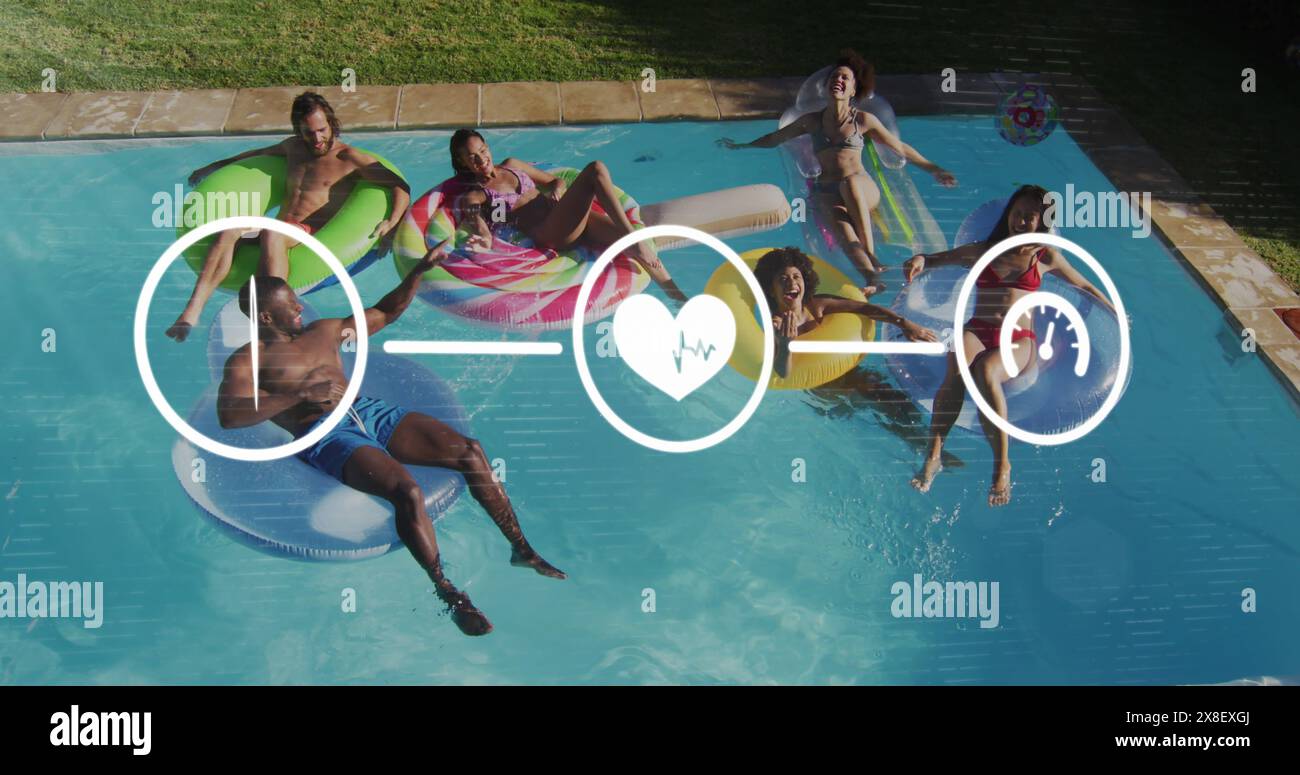 Bild eines Flussdiagramms mit Ikonen über verschiedenen Freunden auf aufblasbaren Ringen, die im Swimmingpool genießen Stockfoto