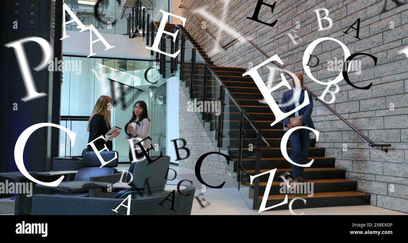 Bild von Buchstaben und Symbolen, über die verschiedene weibliche Kollegen diskutieren und Männer, die Treppen hinunterlaufen Stockfoto