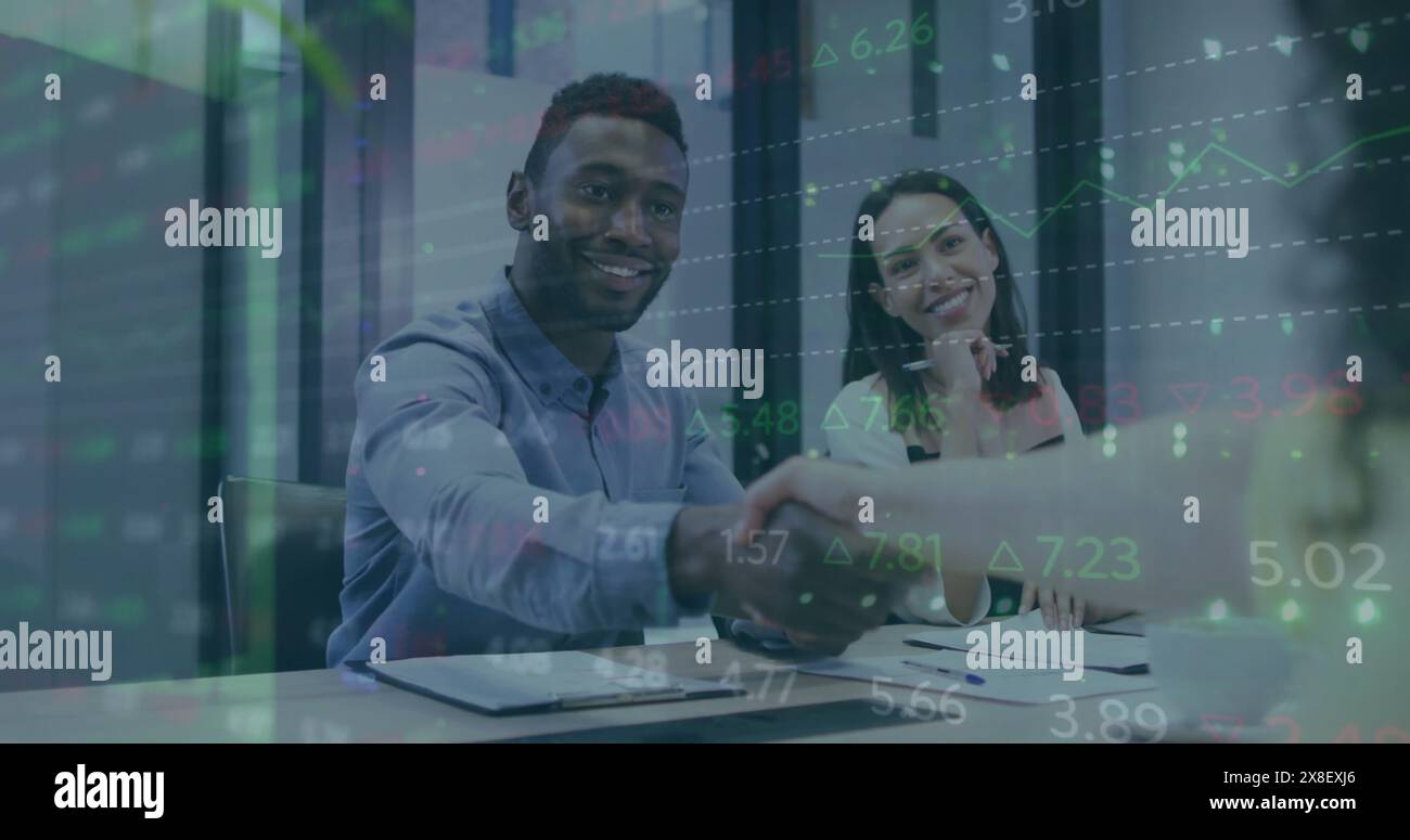 Bild einer mehrfarbigen Infografik-Oberfläche über verschiedenen Kollegen, die diskutieren und die Hand schütteln Stockfoto