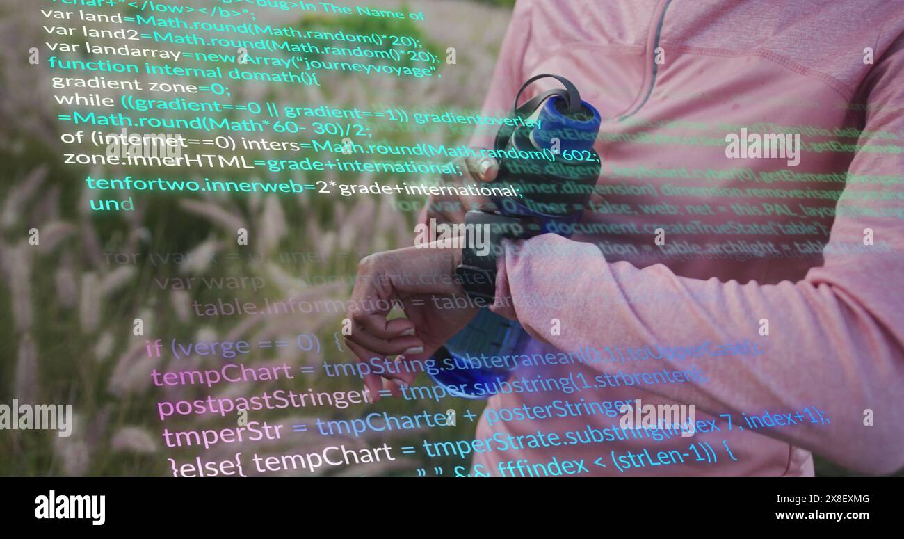 Bild der Finanzdatenverarbeitung über afroamerikanische Frau, die Smartwatch während des Trainings verwendet Stockfoto