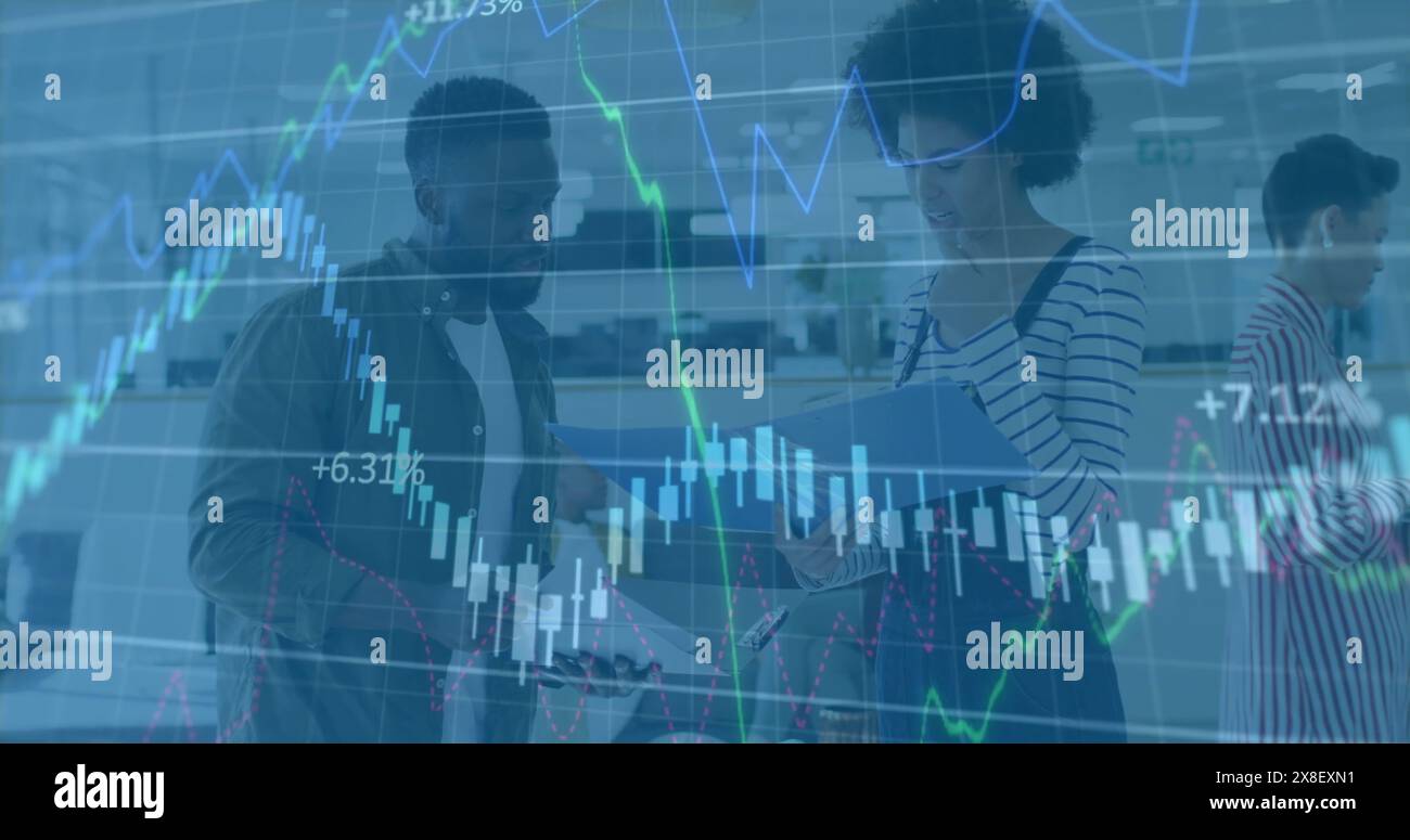 Abbildung mehrerer Diagramme über afroamerikanische Kollegen, die über Laptop im Büro diskutieren Stockfoto