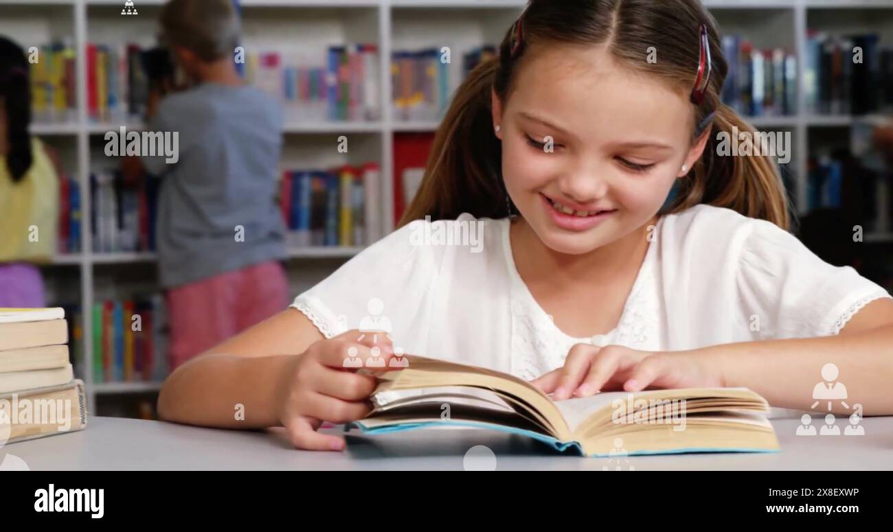 Bild des Profilsymbolablaufdiagramms über dem kaukasischen Mädchen, das Buch in der Bibliothek in der Schule liest Stockfoto