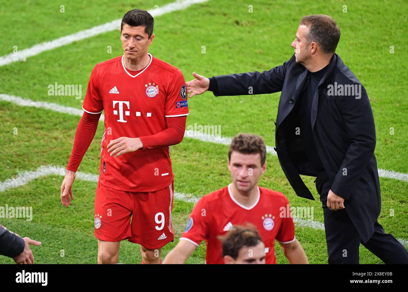 Robert LEWANDOWSKI (Bayern München) missmutig nach Auswechslung mit Hans Dieter Flick (Hansi, Trainer Bayern München). FC Bayern München-Atletico Madrid 4-0 Fussball Champions League, Gruppe A, Gruppenphase, 1.Spieltag, am 21.10.2020 A L I A N Z A R E N A Foto: Frank Hoermann/SVEN SIMON über Sampics KEIN SEKUNDÄRER (RE-)VERKAUF INNERHALB VON 48 Stunden NACH DEM KICK-OFF- nationale und internationale Nachrichtenagenturen GEBEN KEINEN WIEDERVERKAUF AUS!© diebilderwelt / Alamy Stock Stockfoto