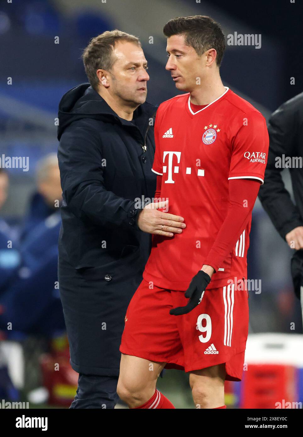 Trainer Hansi Flick FC Bayern MŸnchen München Robert Lewandowski FC Bayern MŸnchen FC Schalke 04 - FC Bayern München Veltins Arena 24. 1,2021 Fussball Bundesliga Saison 2020 / 2021 Foto : Stefan Matzke / Sampics / Pool © diebilderwelt / Alamy Stock Stockfoto
