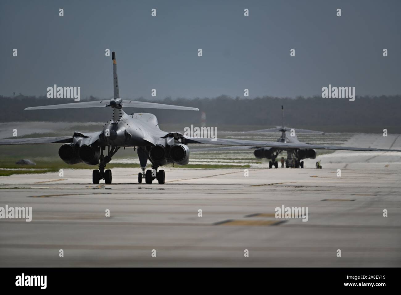 Zwei B-1B-Lancer der US Air Force, die der 37th Expeditionary Bomb Squadron von der Ellsworth Air Force Base in South Dakota zugeteilt wurden, Taxi auf der Fluglinie A Stockfoto