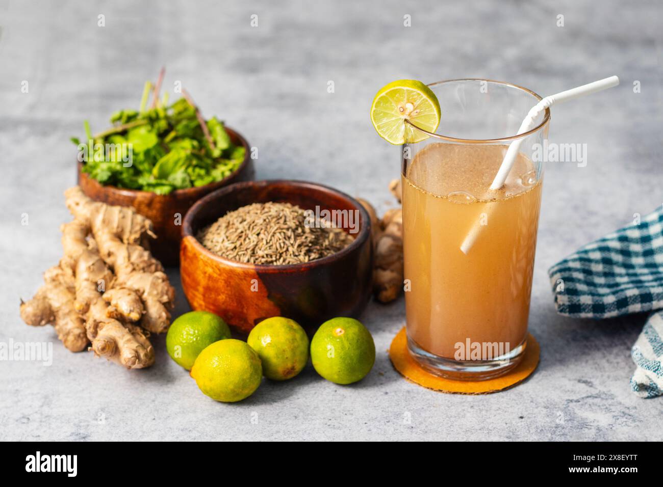 Erfrischendes indisches Getränk JAL Jeera: Eine würzige Limonade Stockfoto