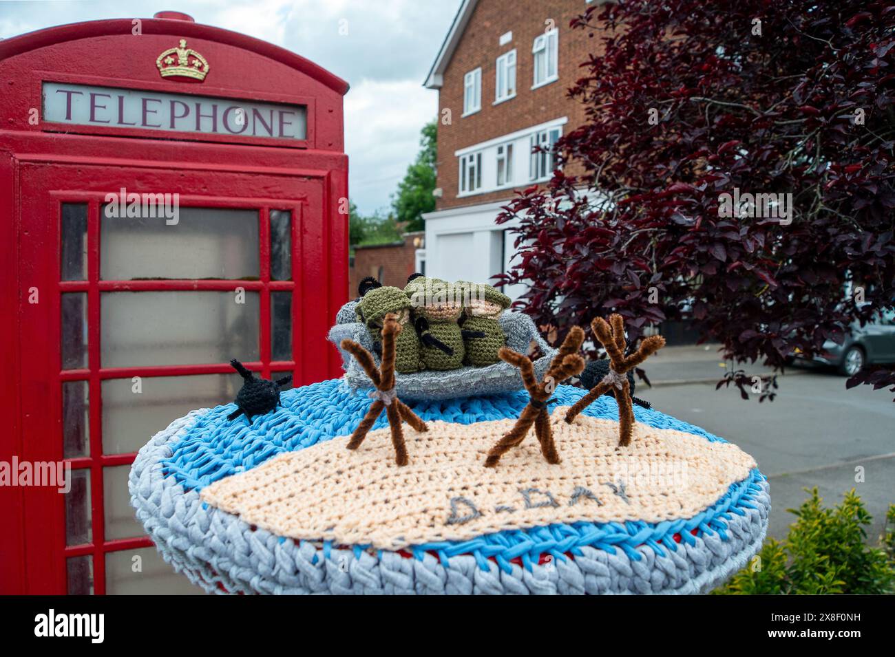 Eton Wick, Großbritannien. Mai 2024. Ein gestrickter und gehäkelter D-Day Anniversary Post Box Topper im Dorf Eton Wick, Windsor, Berkshire. Die Royal British Legion feiert am 5. Und 6. Juni 2024 das 80. D-D-Jubiläum in Großbritannien und der Normandie sowie Gemeindeveranstaltungen in ganz Großbritannien. Sie bitten Normandie-Veteranen, Familien der Gefallenen, Nachkommen der Normandie-Veteranen und die Öffentlichkeit, sich ihnen beim D-Tag 80 anzuschließen. Quelle: Maureen McLean/Alamy Live News Stockfoto