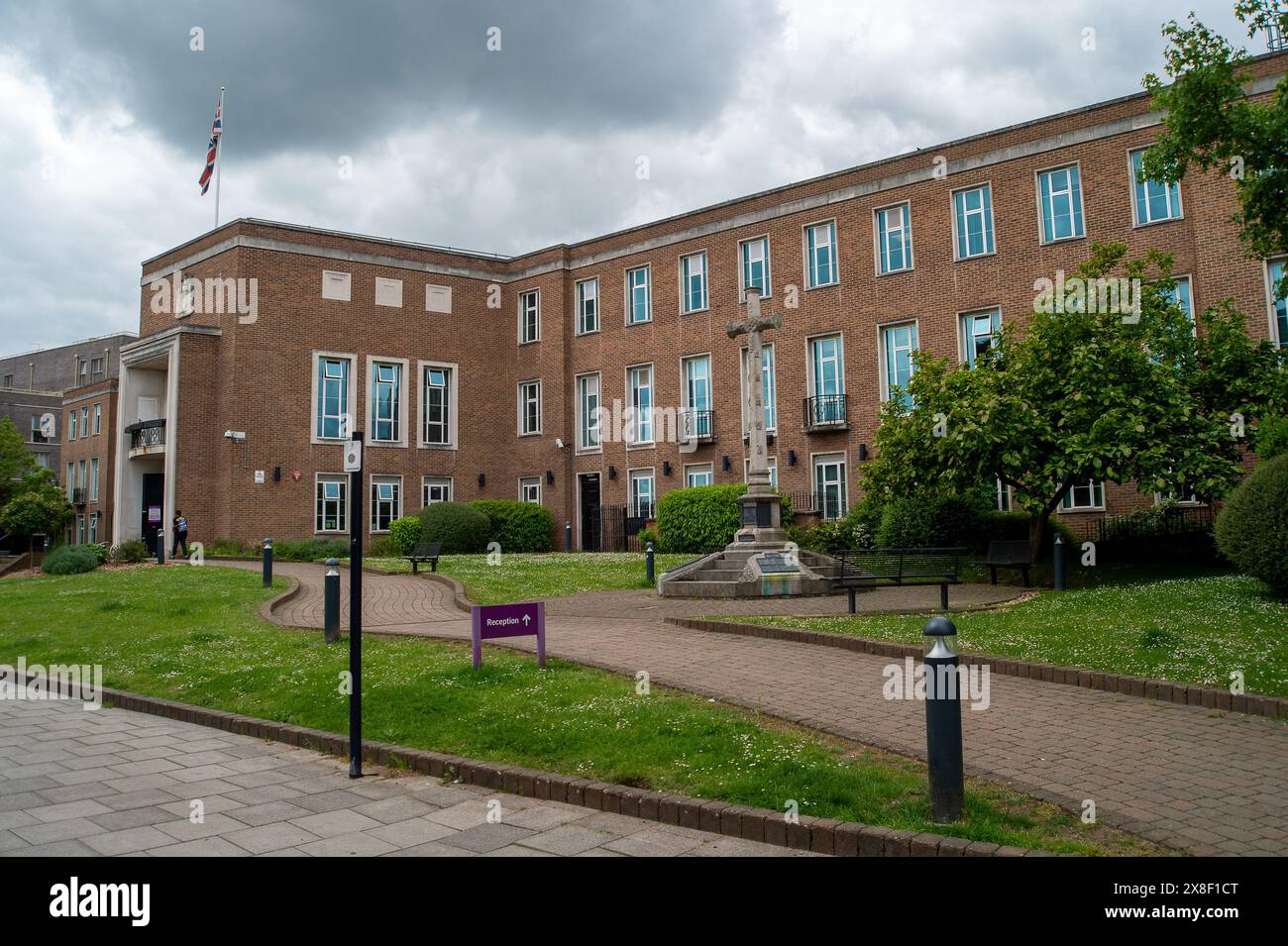 Maidenhead, Großbritannien. Mai 2024. Das Royal Borough of Windsor & Maidenhead (RBWM) Council Office in Maidenhead, Berkshire. Die RBWM hat Berichten zufolge die Regierung um finanzielle Soforthilfe gebeten. "Der königliche Bezirk Windsor und Maidenhead sagte, die Offenbarung habe seine gut dokumentierte... Schwierige Finanzlage“. Ratsmitglied Lynne Jones, zuständig für Finanzen, sagte, interne Audits hätten einen „unglaublichen Rückstand an Buchhaltungsfragen“ aufgedeckt. Die Behörde hat eine außerordentliche finanzielle Unterstützung beantragt, ein staatliches Darlehen, das in der Regel durch Verkauf von Vermögenswerten zurückgezahlt wird.“ T Stockfoto