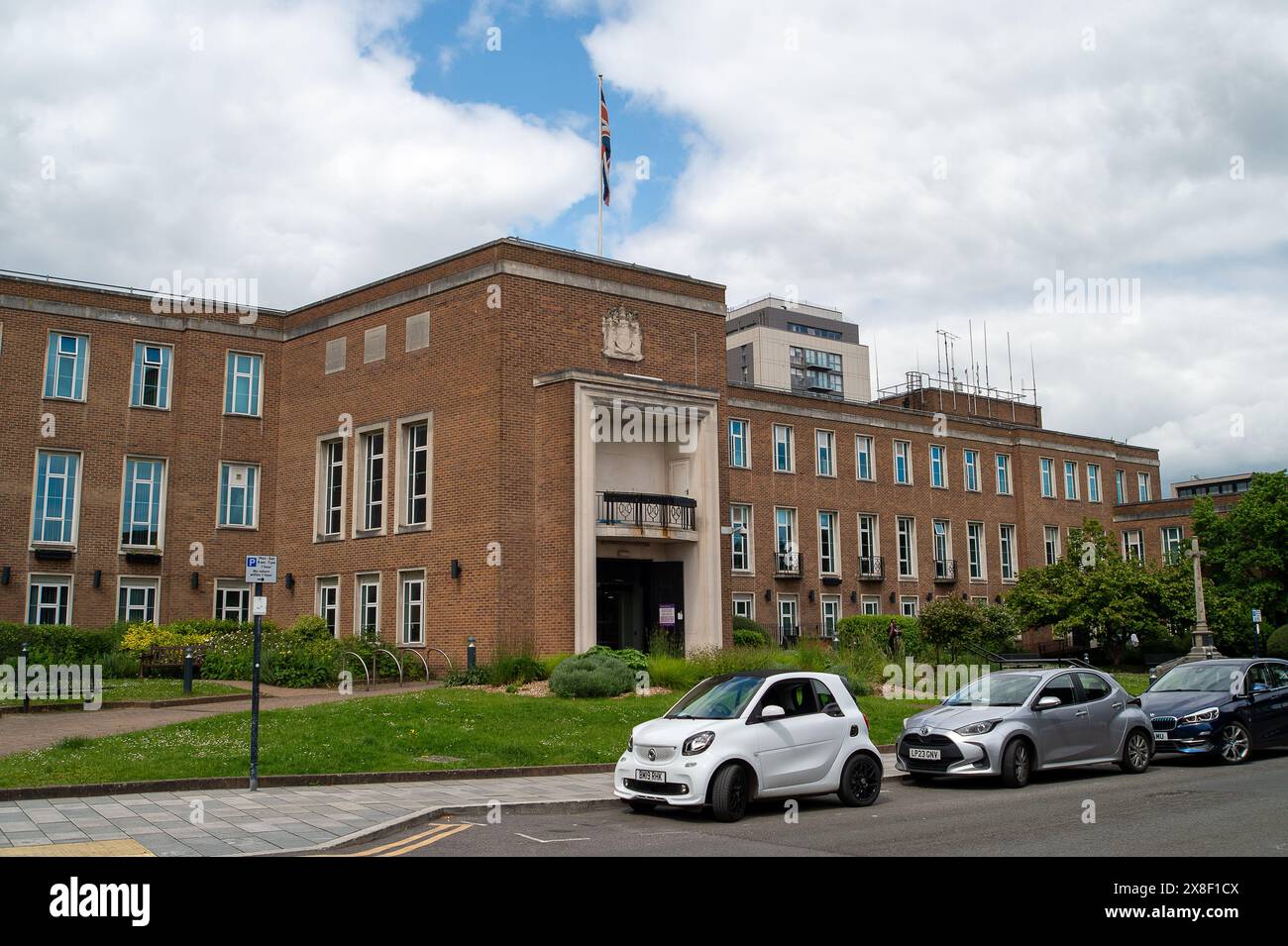 Maidenhead, Großbritannien. Mai 2024. Das Royal Borough of Windsor & Maidenhead (RBWM) Council Office in Maidenhead, Berkshire. Die RBWM hat Berichten zufolge die Regierung um finanzielle Soforthilfe gebeten. "Der königliche Bezirk Windsor und Maidenhead sagte, die Offenbarung habe seine gut dokumentierte... Schwierige Finanzlage“. Ratsmitglied Lynne Jones, zuständig für Finanzen, sagte, interne Audits hätten einen „unglaublichen Rückstand an Buchhaltungsfragen“ aufgedeckt. Die Behörde hat eine außerordentliche finanzielle Unterstützung beantragt, ein staatliches Darlehen, das in der Regel durch Verkauf von Vermögenswerten zurückgezahlt wird.“ T Stockfoto