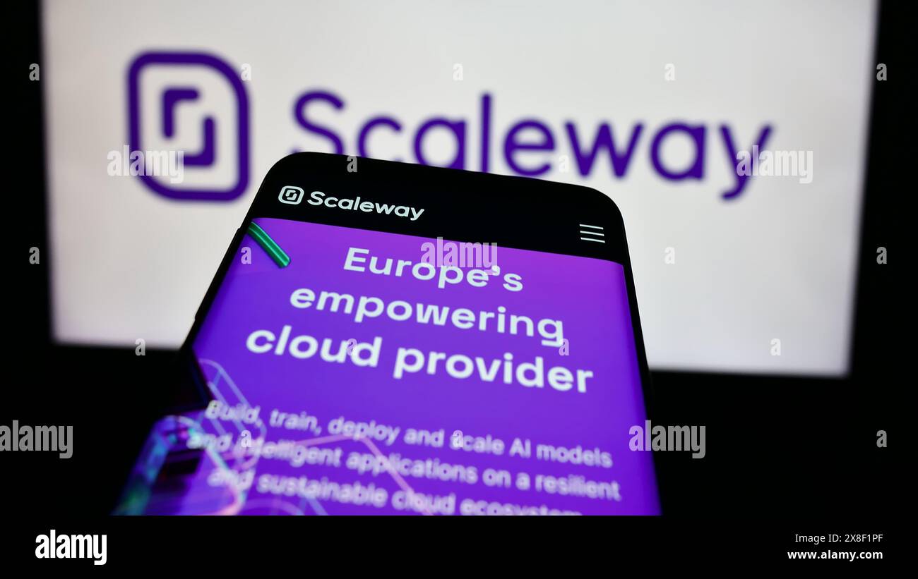 Mobiltelefon mit Webseite des französischen Cloud-Computing-Unternehmens Scaleway SAS vor dem Geschäftslogo. Fokussieren Sie sich oben links auf der Telefonanzeige. Stockfoto