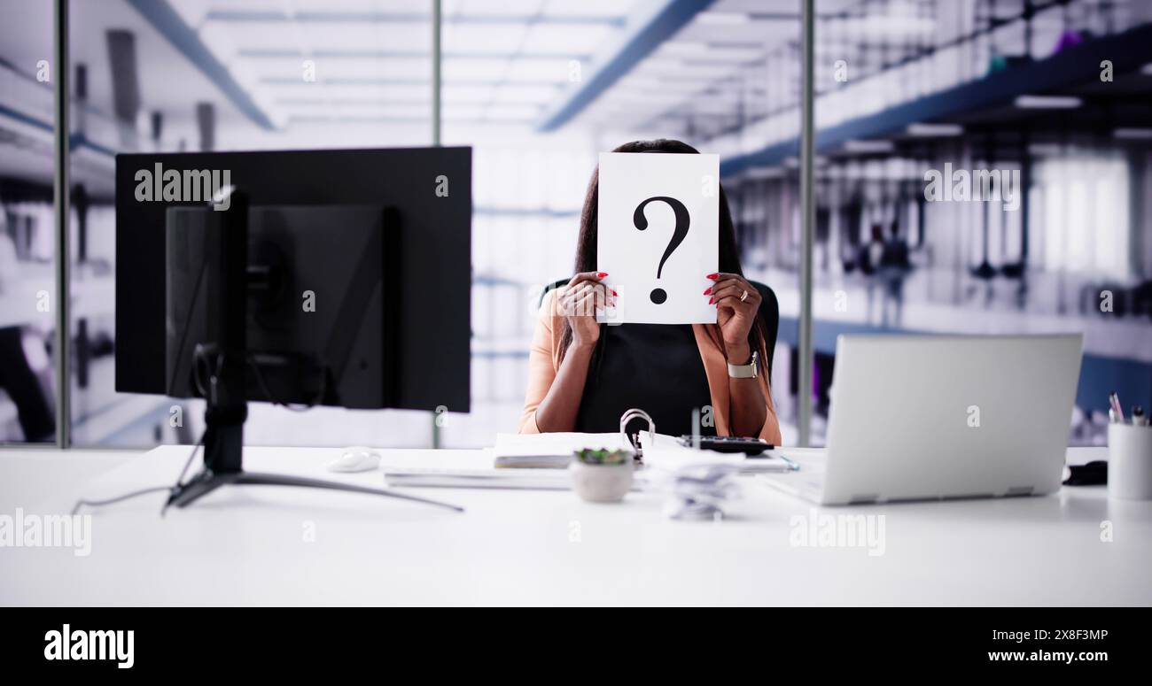 Geschäftsfrau Mit Fragezeichen Vor Dem Gesicht Stockfoto