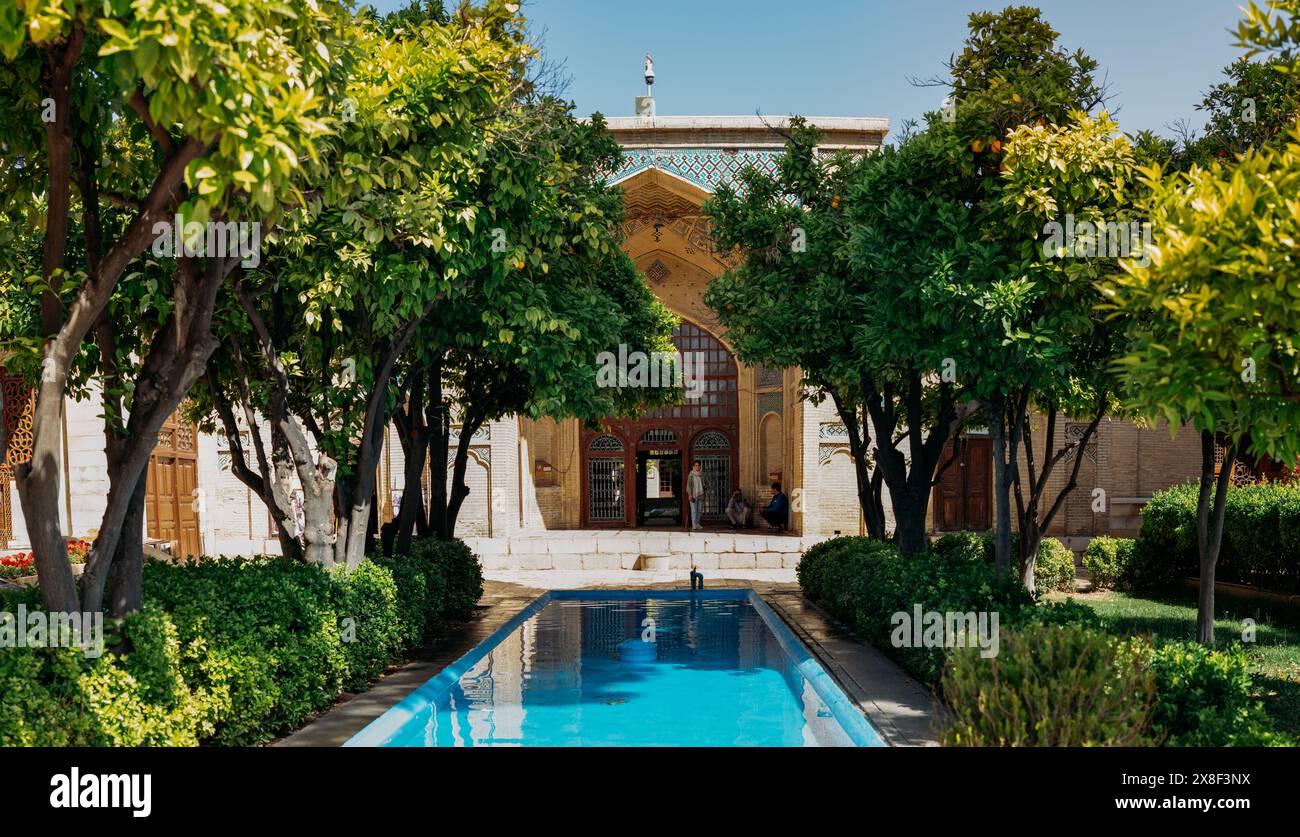 Gartenpool im Grab des historischen Denkmals Hafez, Shiraz, Iran. Stockfoto Gartenpool im Grab des historischen Denkmals Hafez, Shiraz, Iran. Stockfoto