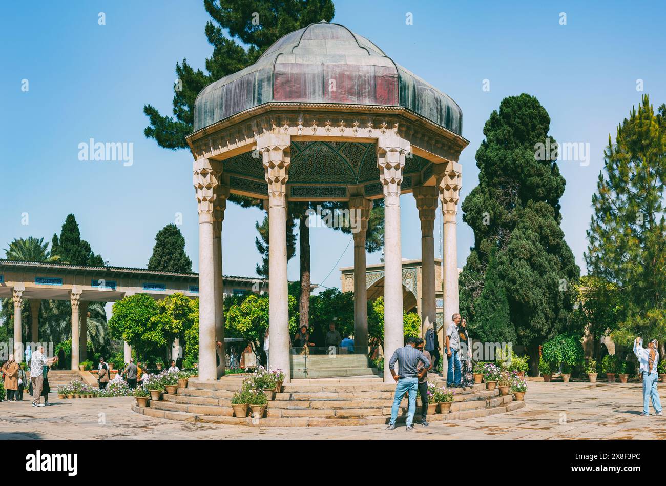 Das Grab des persischen Dichters Hafez lebte im 14. Jahrhundert in Shiraz, Iran. Stockfoto Das Grab des persischen Dichters Hafez lebte im 14. Jahrhundert in Shiraz, Iran. Stockfoto