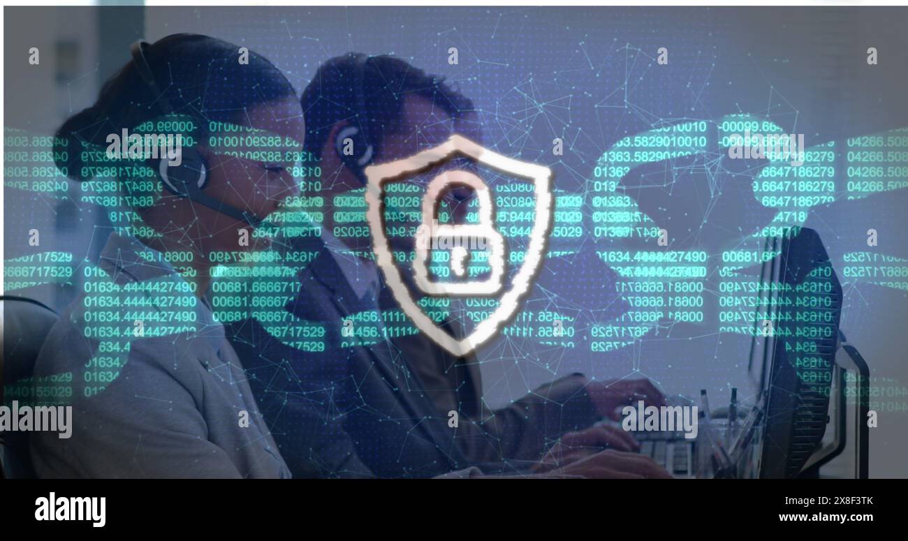 Kaukasische Profis und afroamerikanische Studentinnen arbeiten am Computer Stockfoto