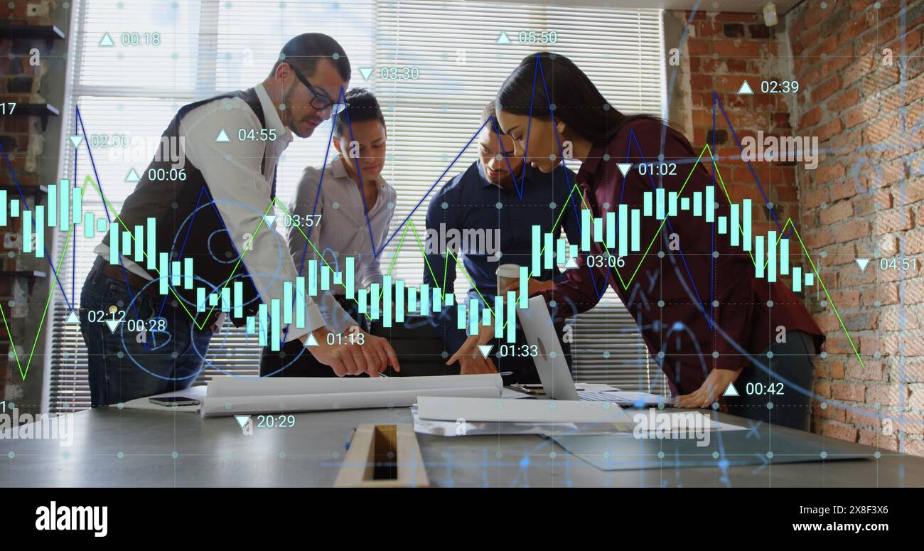 Bild der Datenverarbeitung über verschiedene Kollegen, die gemeinsam im Büro einen Plan diskutieren Stockfoto