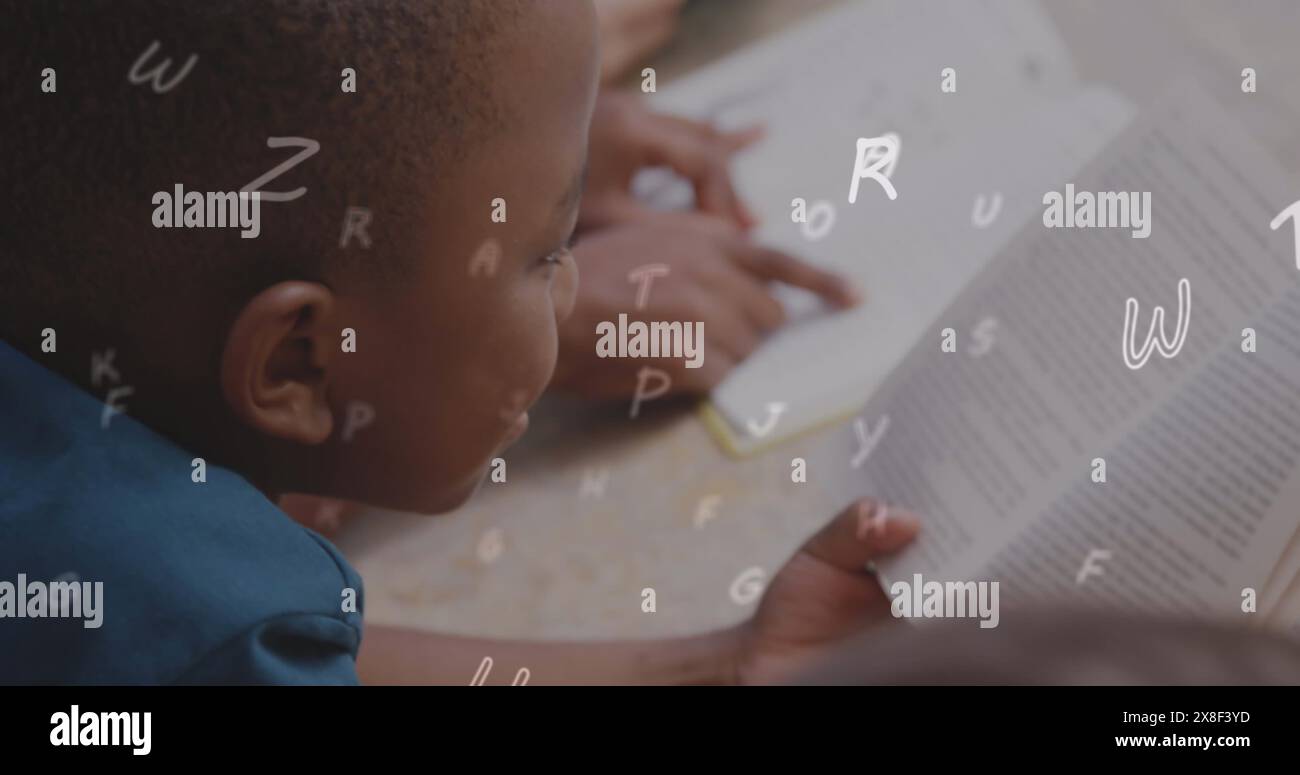 Bild von Briefen über afroamerikanischer Schulkindlesung Stockfoto