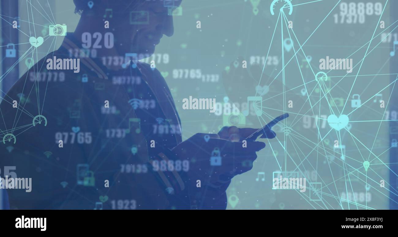 Bild eines Globus mit digitalen Ikonen gegen einen kaukasischen Mann, der beim Verwenden des Smartphones lächelt Stockfoto