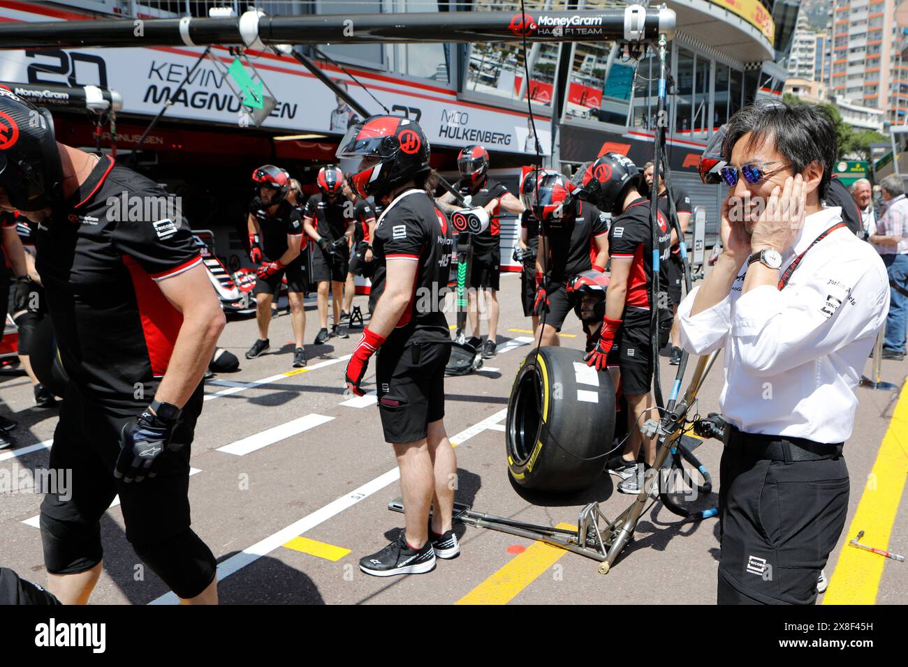 Monte Carlo, Fürstentum Monaco. Mai 2024. Formel 1 Grand Prix de Monaco auf dem Circuit de Monaco in Monte Carlo. Im Bild: Ayao Komatsu, Teamchef des MoneyGram Haas F1 Teams, beobachtet die Crew des Teams beim Boxenstopp © Piotr Zajac/Alamy Live News Stockfoto