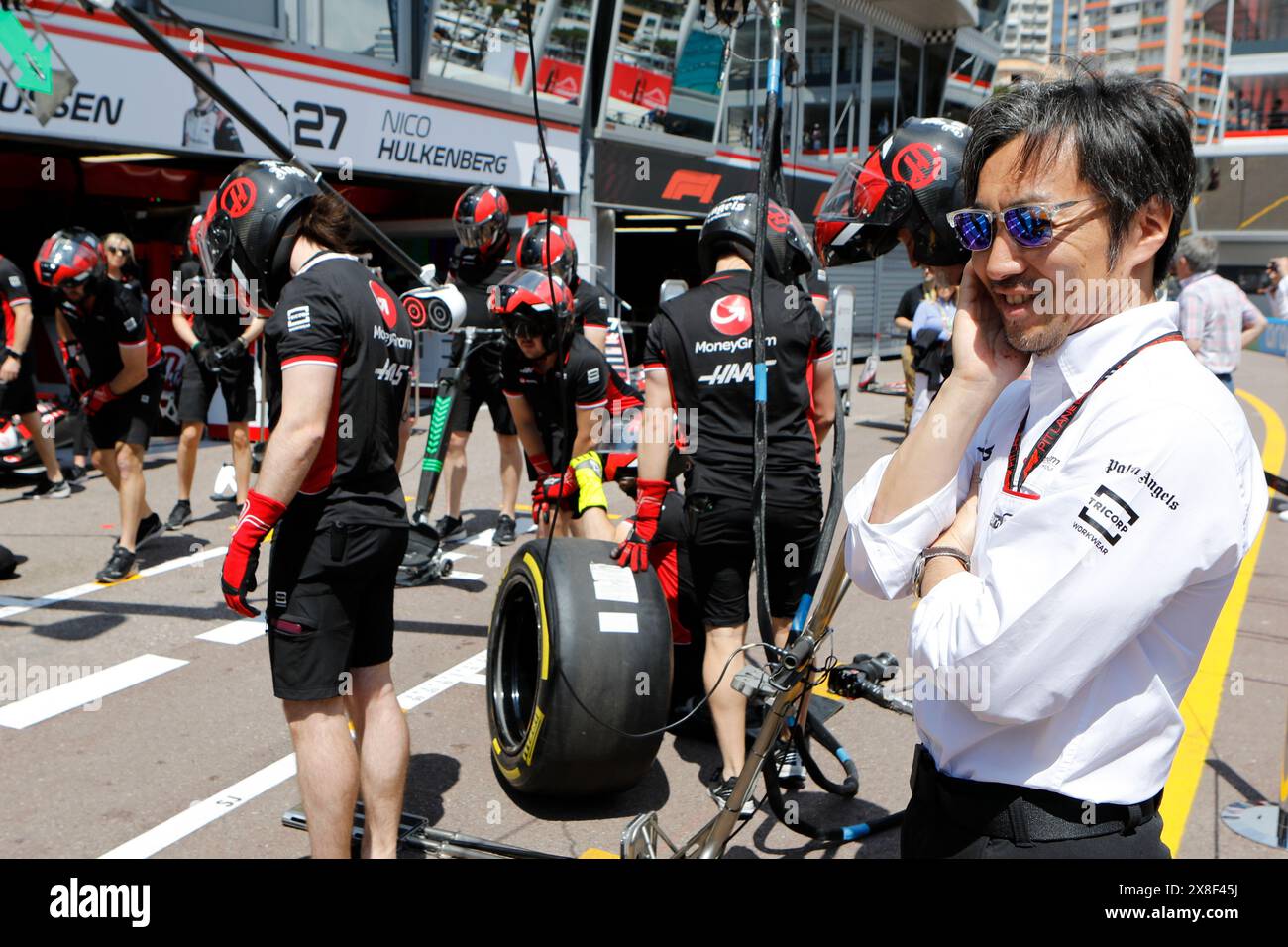 Monte Carlo, Fürstentum Monaco. Mai 2024. Formel 1 Grand Prix de Monaco auf dem Circuit de Monaco in Monte Carlo. Im Bild: Ayao Komatsu, Teamchef des MoneyGram Haas F1 Teams, beobachtet die Crew des Teams beim Boxenstopp © Piotr Zajac/Alamy Live News Stockfoto