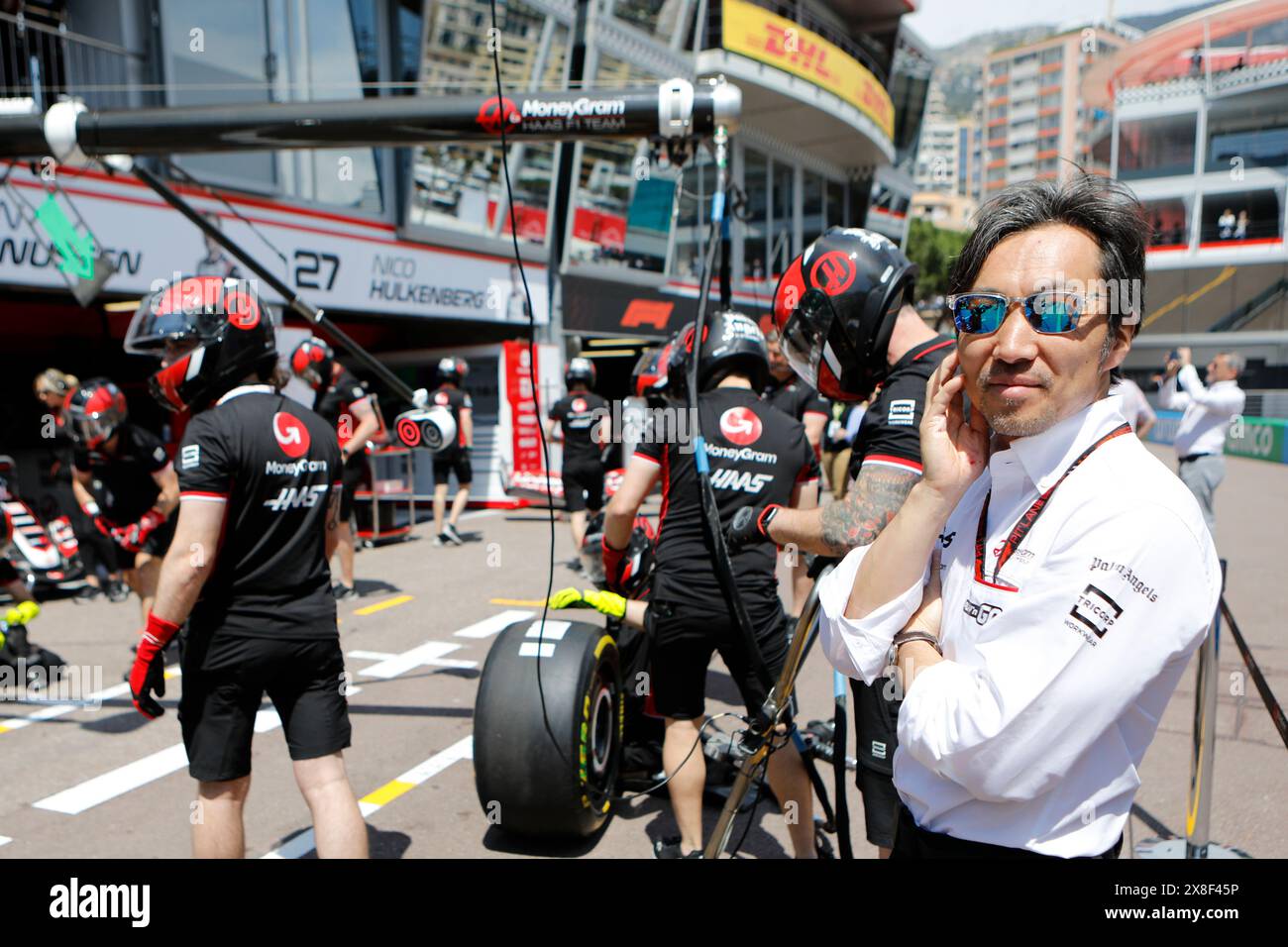 Monte Carlo, Fürstentum Monaco. Mai 2024. Formel 1 Grand Prix de Monaco auf dem Circuit de Monaco in Monte Carlo. Im Bild: Ayao Komatsu, Teamchef des MoneyGram Haas F1 Teams, beobachtet die Crew des Teams beim Boxenstopp © Piotr Zajac/Alamy Live News Stockfoto