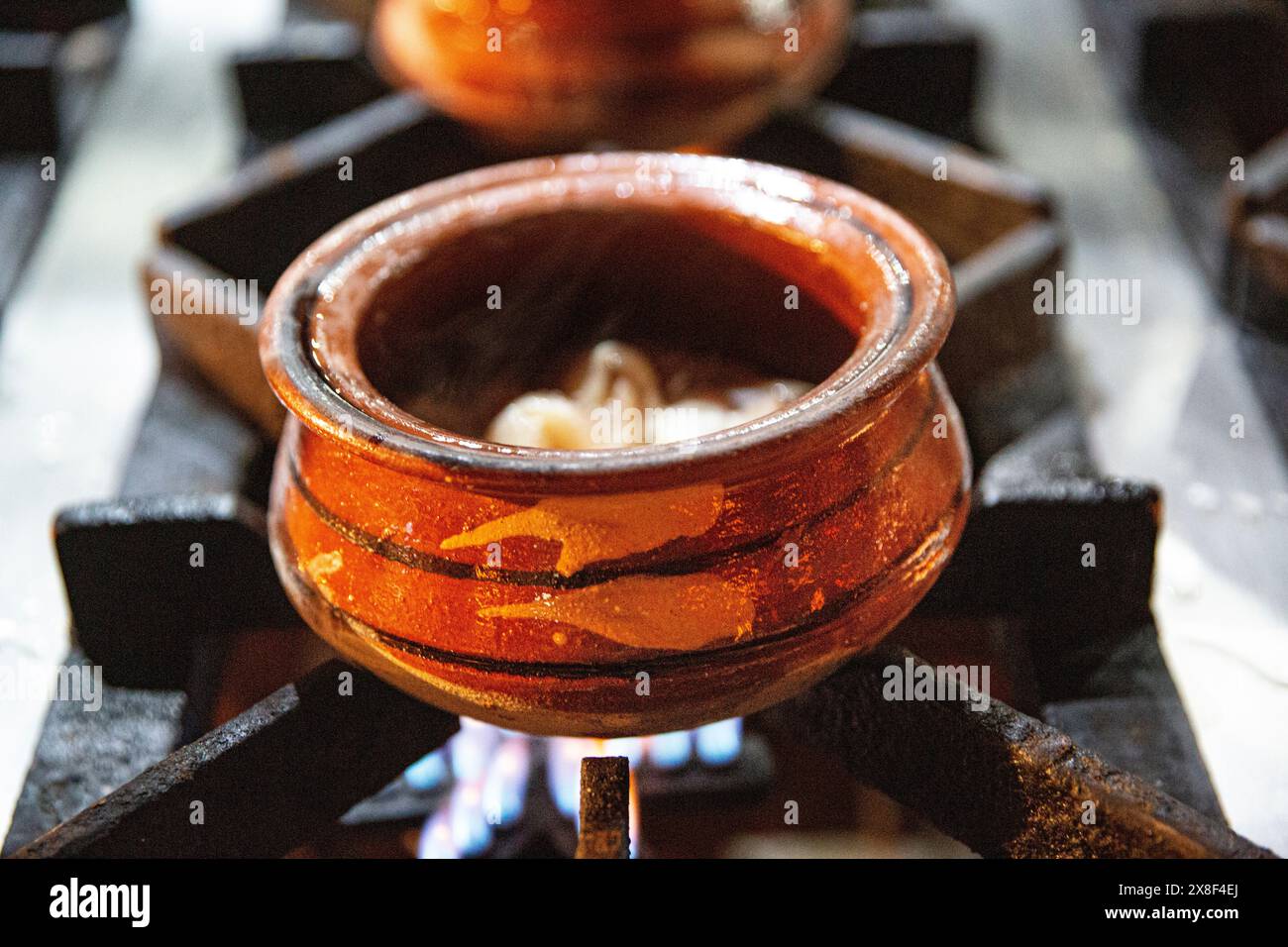 Fleisch im Topf, Nahaufnahme. Leckeres Street Food in Pakistan. Stockfoto