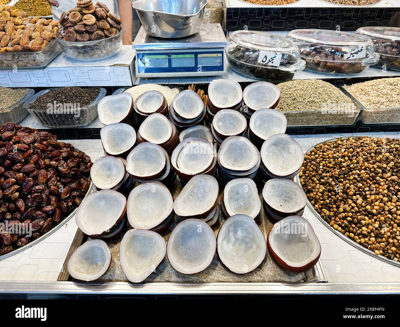 Kokosnüsse und getrocknete Früchte auf dem Empress Market oder dem Queen Victoria Market in Karachi, Pakistan. Stockfoto