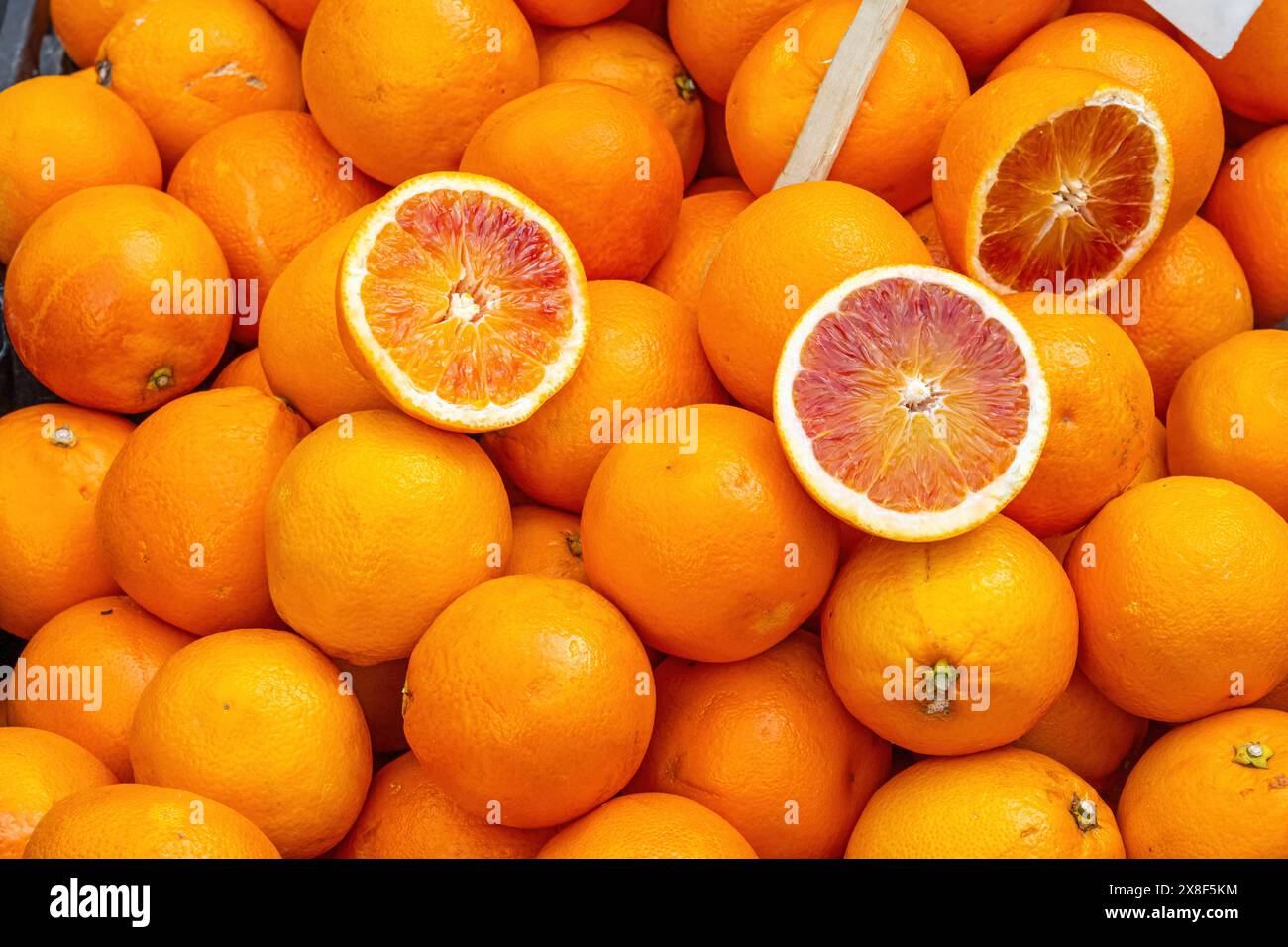 Ein Haufen Blutorangen zum Verkauf auf einem Markt Stockfoto