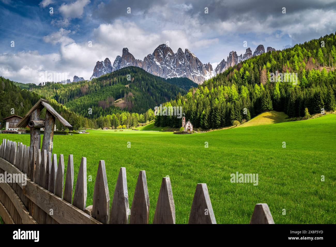 St. Johann in Ranui Kirche mit Geislergruppe dahinter, Dolomiten, Villnoss-Val di Funes, Südtirol, Italien Stockfoto