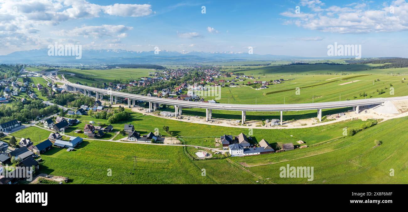 Bruchstück der im Bau befindlichen Autobahn an der Straße Zakopianka, Polen, über dem Dorf Klikuszowa, dem Hauptverkehrsort der Staus. Bundesland Mai 20204. Tatra Mountai Stockfoto