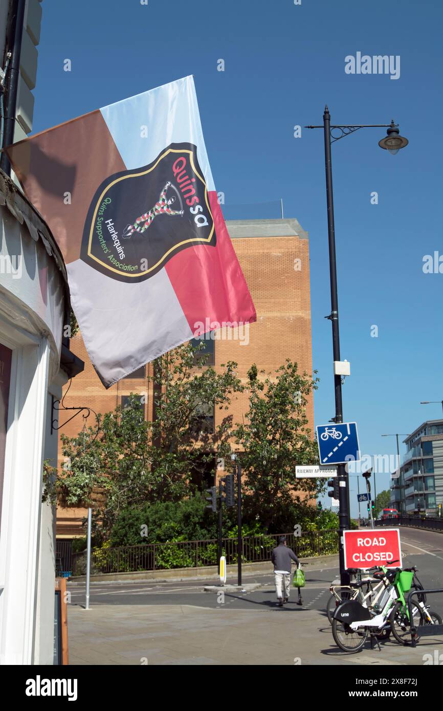 Hängt vom Kohl Patch Pub in twickenham, england, die Flagge der Quins Supporters Association, Anhänger des harlequins Rugby union Teams Stockfoto