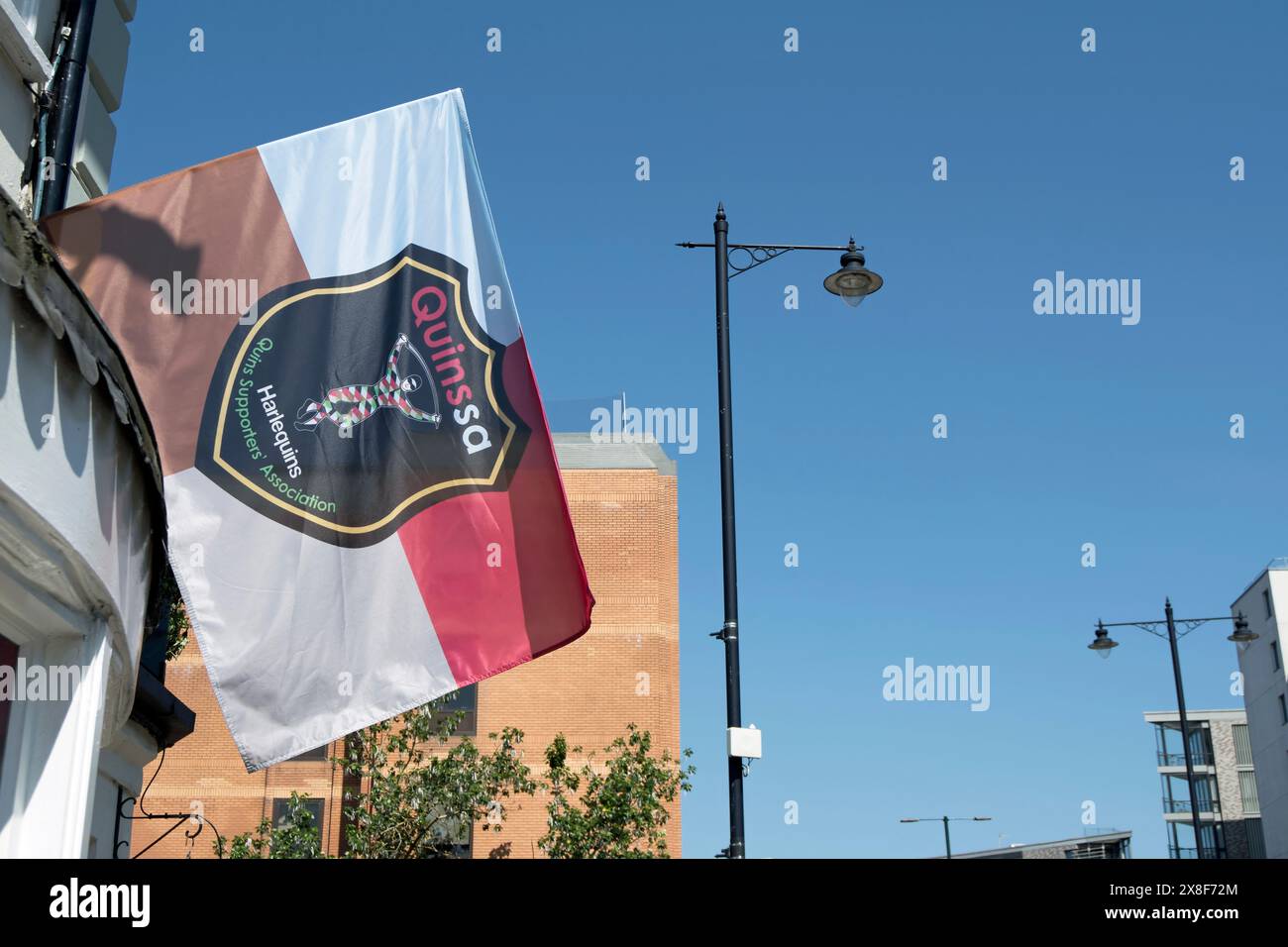 Hängt vom Kohl Patch Pub in twickenham, england, die Flagge der Quins Supporters Association, Anhänger des harlequins Rugby union Teams Stockfoto