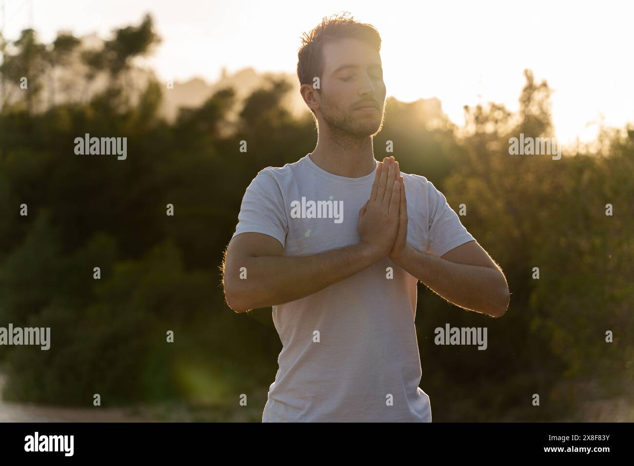 Nahaufnahme eines Mannes, der Entspannung und Yoga-Techniken in der Natur tut Stockfoto