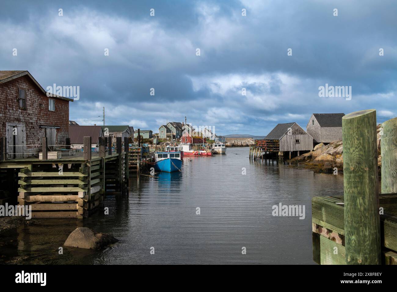 Blick auf das Fischerdorf Peggy's Cove im Süden von Nova Scotia, Kanada, mit Hafen und Fischerbooten. Stockfoto