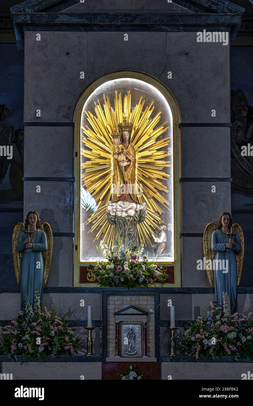 Die ursprüngliche Statue der Madonna dello Splendore, eine polychrome Holzskulptur, auf dem Heiligtum der Madonna dello Splendore. Giulianova, Abruzzen Stockfoto