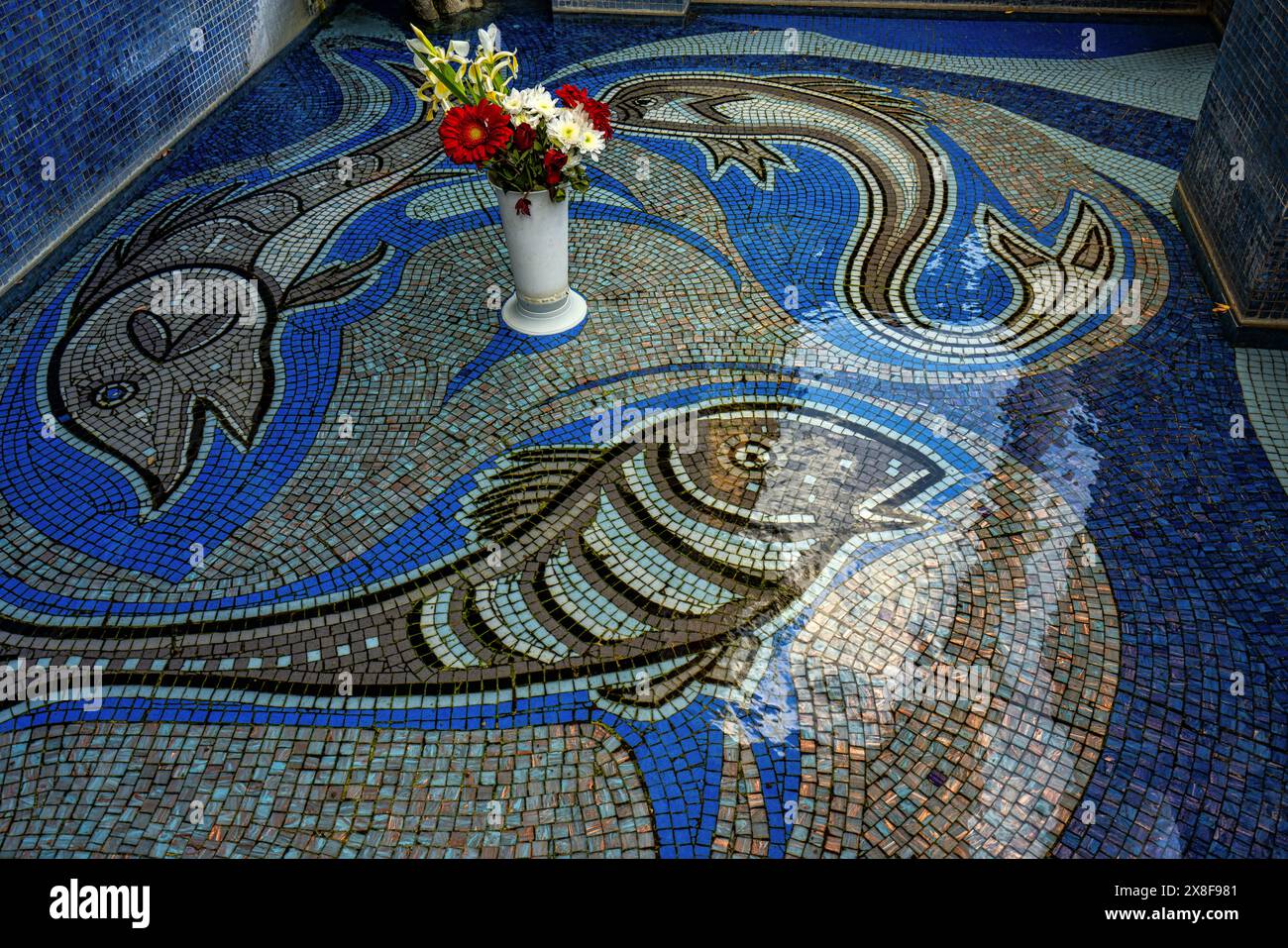 Das Becken mit Mosaiken, das das Wasser aus der heiligen Quelle sammelt, die aus dem Felsen im Madonna dello Splendore-Heiligtum fließt. Giulianova, Abruzzen Stockfoto