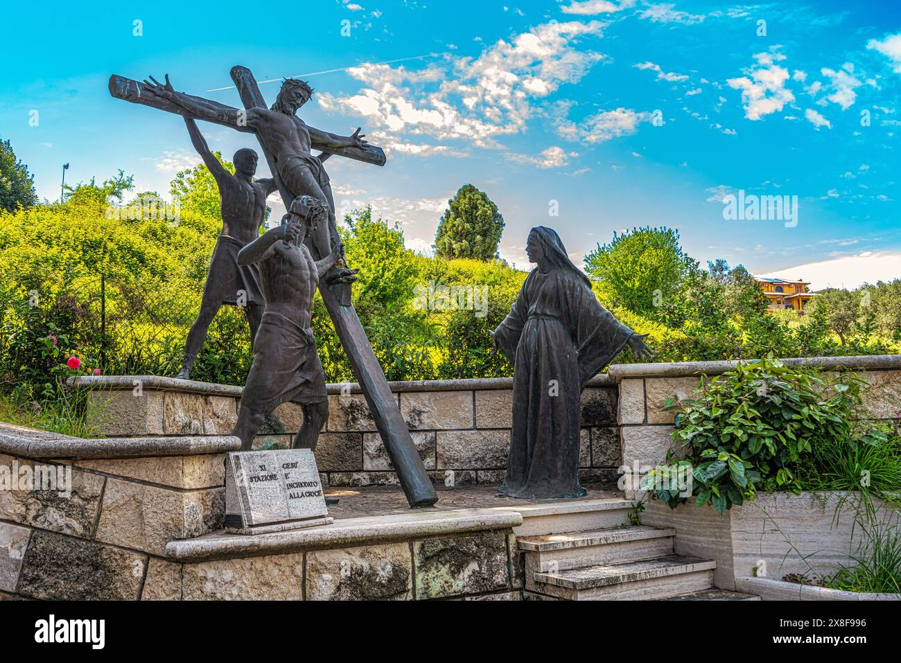 Die Folgen des Kalarions Christi werden mit Bronzeskulpturen entlang der minumentalen Via crucis des Heiligtums der Madonna dello Splendore erzählt. Stockfoto