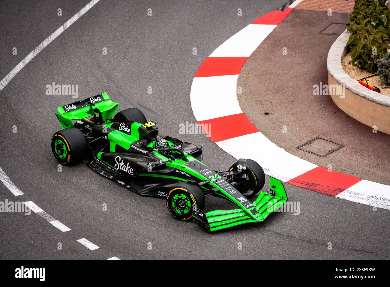 Monaco, Monaco. Mai 2024. Der chinesische Fahrer Zhou Guanyu (24) des Stake Kick sauber F1 Teams wurde während des zweiten freien Trainings beim Großen Preis von Monaco gesehen. Quelle: SOPA Images Limited/Alamy Live News Stockfoto