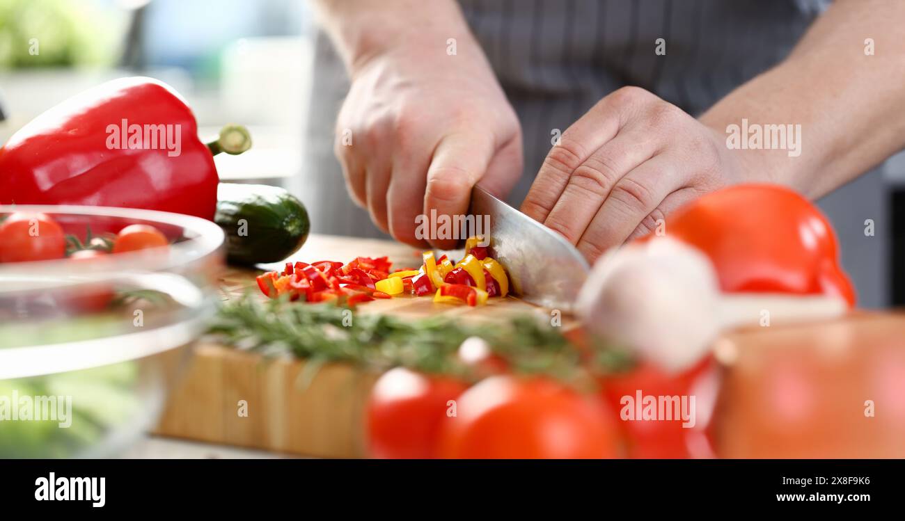 Kulinarische Chef gehackten Chili kleine Scheiben Stockfoto