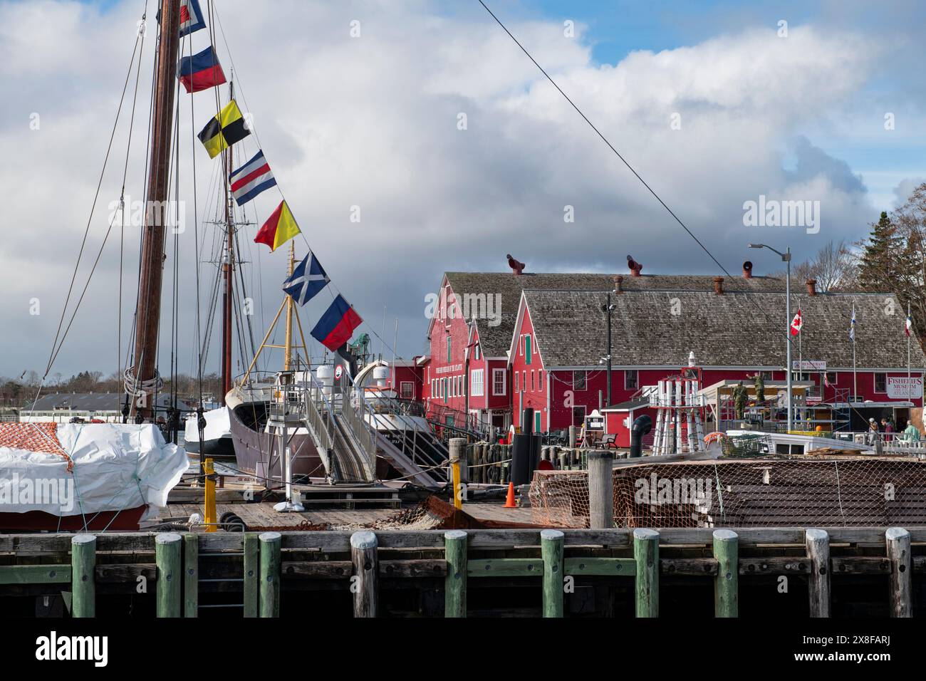 Lunenburg, Nova Scotia, Kanada - 23. Oktober 2023: Blick auf den Hafen der Stadt Lunenburg im Süden von Nova Scotia, Kanada, mit Hafen und Boa Stockfoto