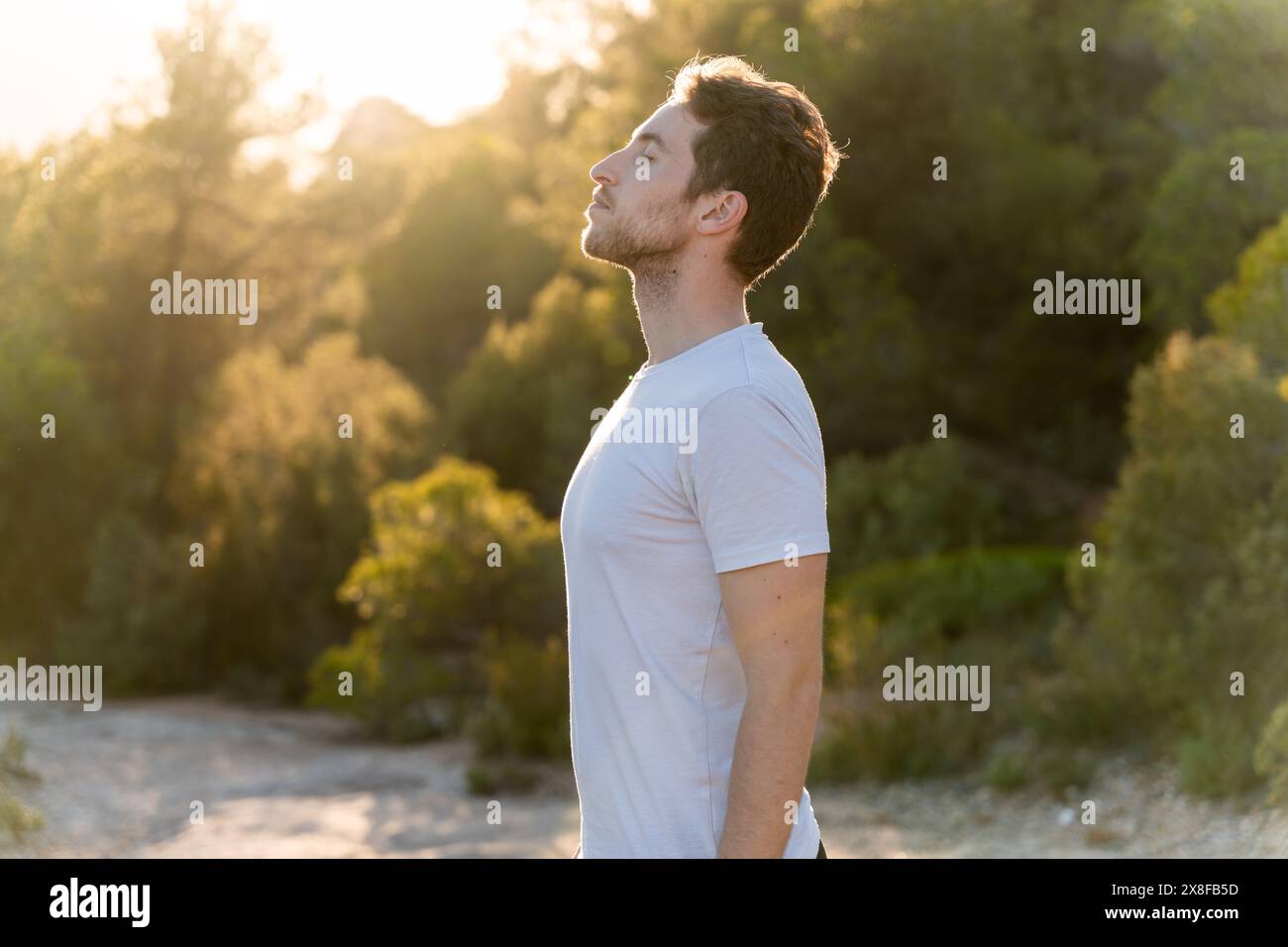Attraktiver Mann, der draußen frische Luft atmet. Gesundheit und Wellness Stockfoto