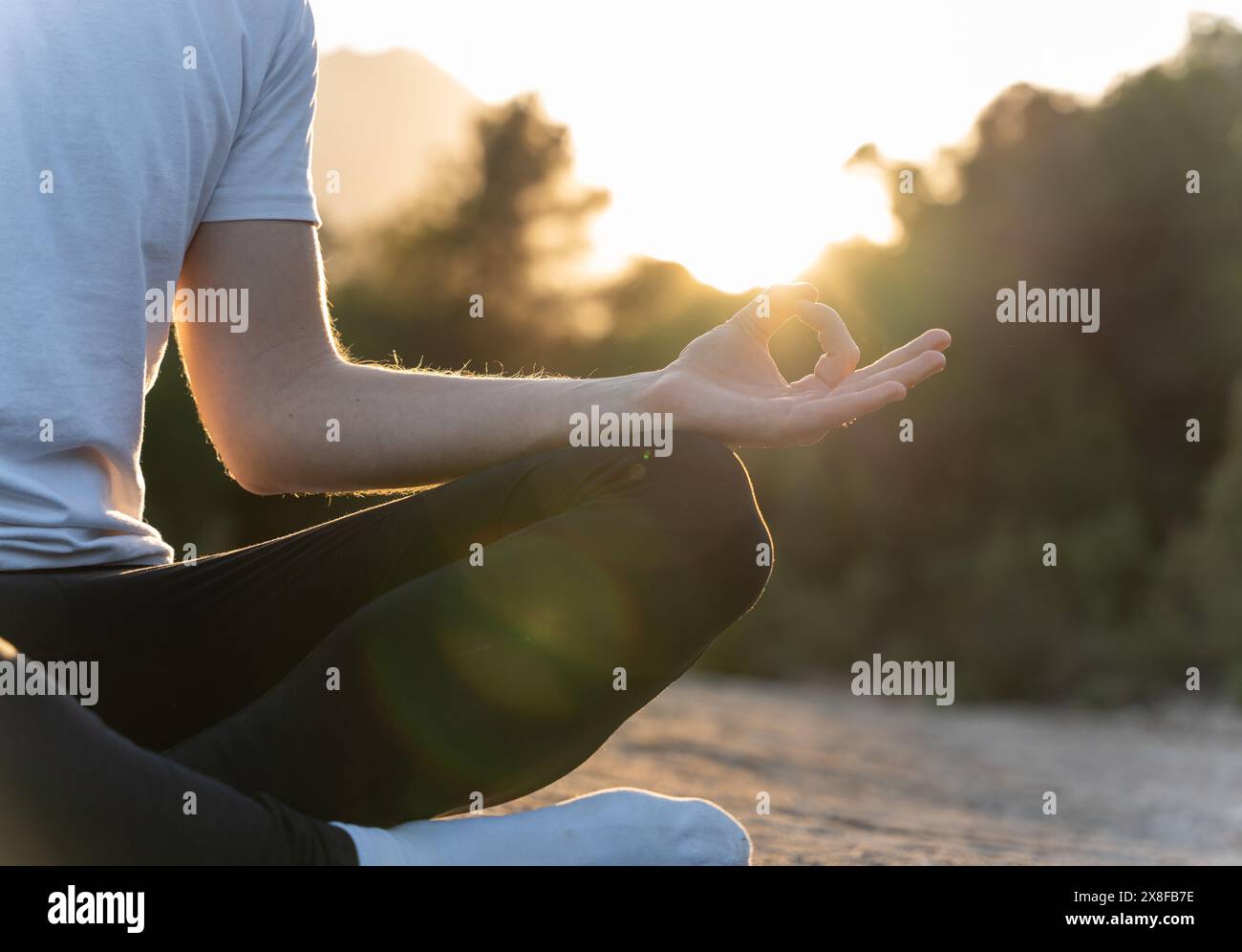 Nahaufnahme von Menschenhänden, die Yoga-Übungen in der Natur praktizieren Stockfoto