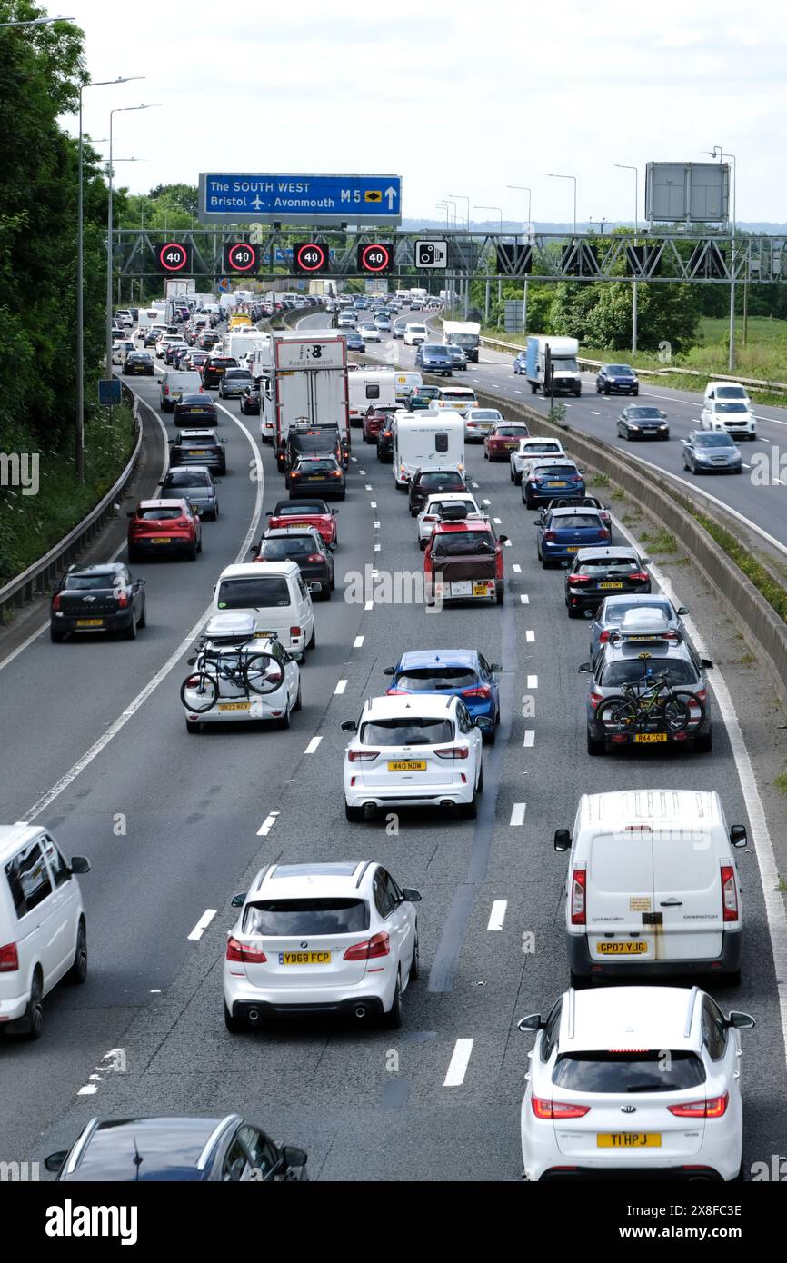 Bristol, Großbritannien. Mai 2024. Mai Bankfeiertage verursachen Verkehrsstaus auf der M5, abgebildet ist der Stau zwischen den Anschlussstellen 15/16 und 17. Aufgrund des Verkehrsaufkommens in Richtung Süden in Richtung Devon und Cornwall gibt es verwaltete Geschwindigkeitsbeschränkungen auf der Autobahn. Highways England meldet Geschwindigkeiten in den tiefen 20ern über mindestens 20 Meilen zwischen Thornbury J15 und Clevedon J20. Quelle: JMF News/Alamy Live News Stockfoto