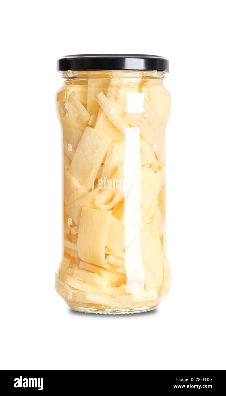 Eingelegter Bambus in ein Glas mit Schraubverschluss schneiden. Dünne, in Scheiben geschnittene Bambussprossen, pasteurisiert und in Essigsalze und Salz haltbar gemacht. Stockfoto