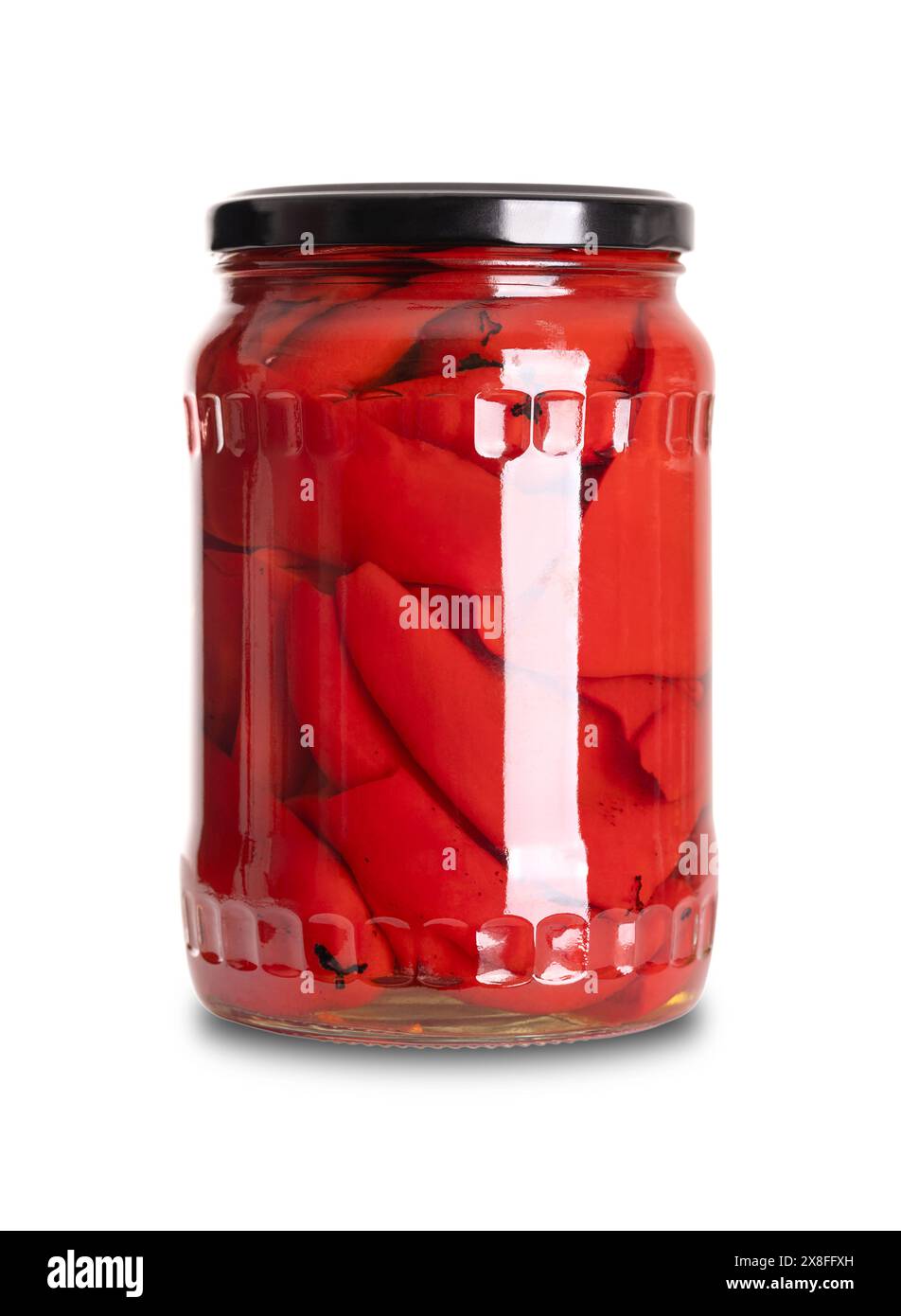 Gegrillte rote Paprika-Hälften, eingelegt in einem Glasbecher mit Schraubverschluss. Halbierte süße Paprika, geröstet und in Essigsalze, Salz und Gewürzen eingelegt. Stockfoto