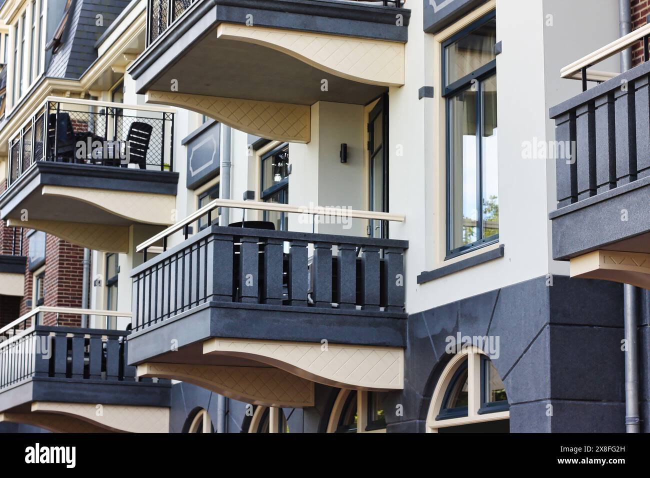 Wohnen mit einem schönen Balkon an der niederländischen Nordseeküste - Entspannung pur in gepflegter Umgebung und in der Nähe des Strandes, niederlande, Domburg Stockfoto