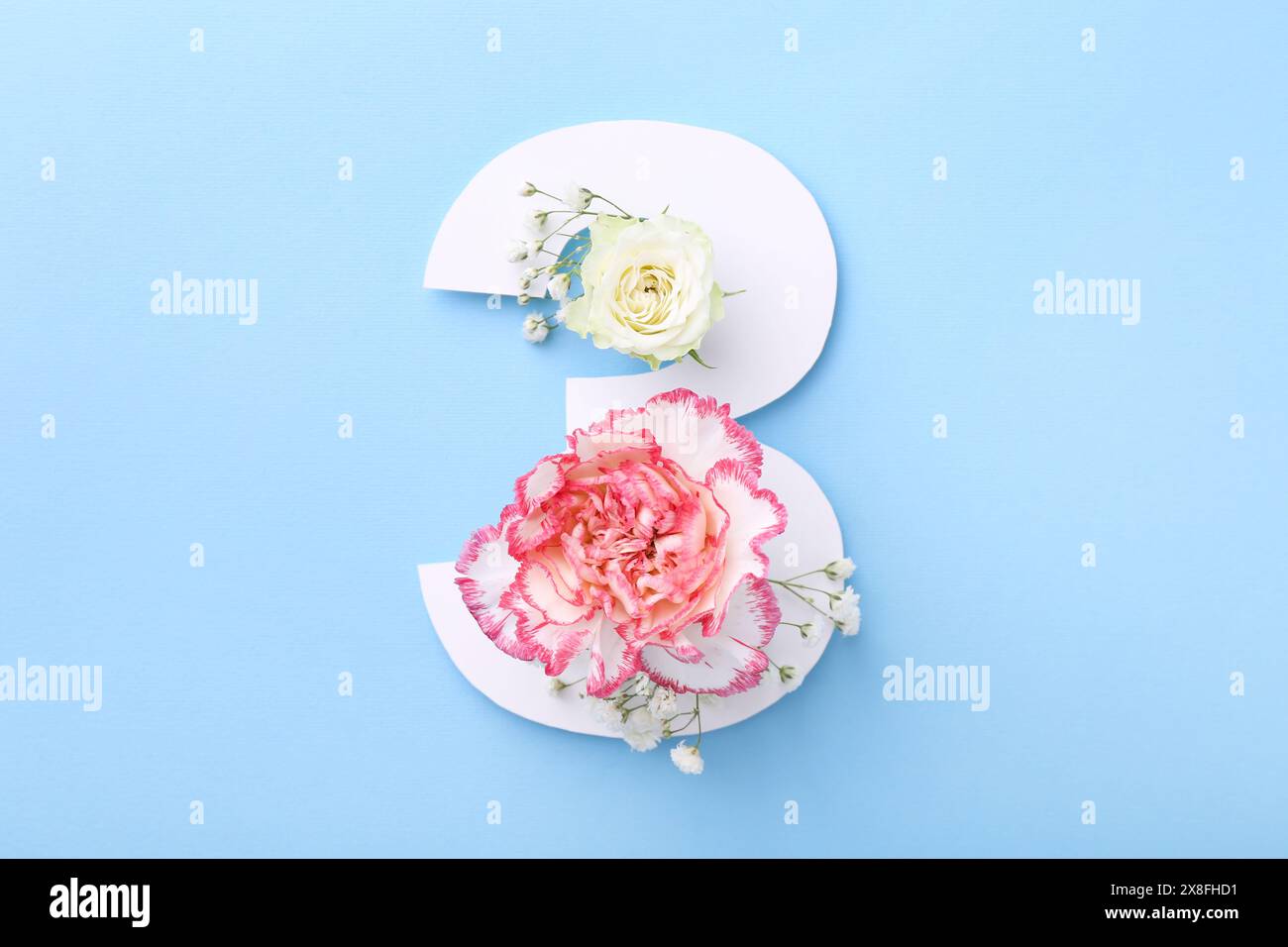 Papier Nummer 3 und schöne Blumen auf hellblauem Hintergrund, Draufsicht Stockfoto
