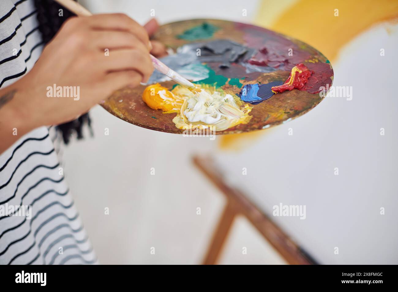 Person, Hände und Kunst mit Palette in Nahaufnahme zum Malen auf Leinwand für Hobby und kreative Vision zu Hause. Maler, Kunstwerke und Ölfarben mischen sich mit Stockfoto