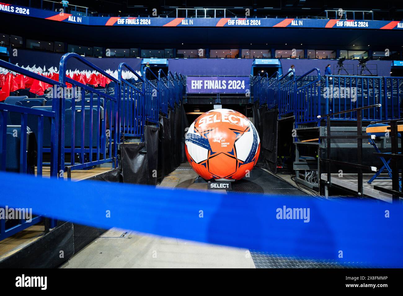 Hamburg, Deutschland. Mai 2024. Handball: EHF European League, SG Flensburg-Handewitt - Dinamo Bukarest, Finale vier, Halbfinale, Barclays Arena. Der Schriftzug mit dem Match Ball der EHF Finals 2024. Quelle: Wedel Noah/dpa/Alamy Live News Stockfoto