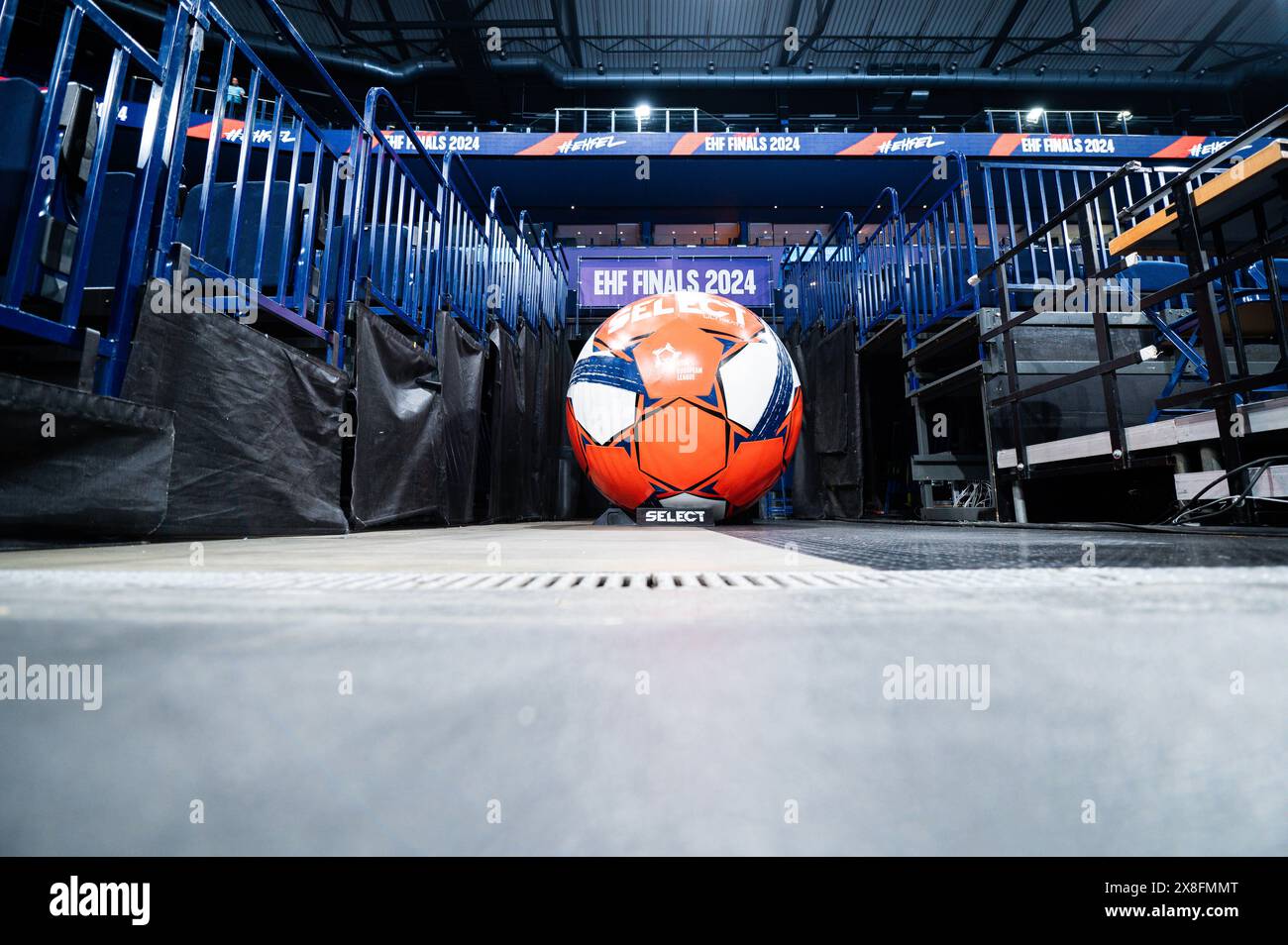 Hamburg, Deutschland. Mai 2024. Handball: EHF European League, SG Flensburg-Handewitt - Dinamo Bukarest, Finale vier, Halbfinale, Barclays Arena. Der Schriftzug mit dem Match Ball der EHF Finals 2024. Quelle: Wedel Noah/dpa/Alamy Live News Stockfoto