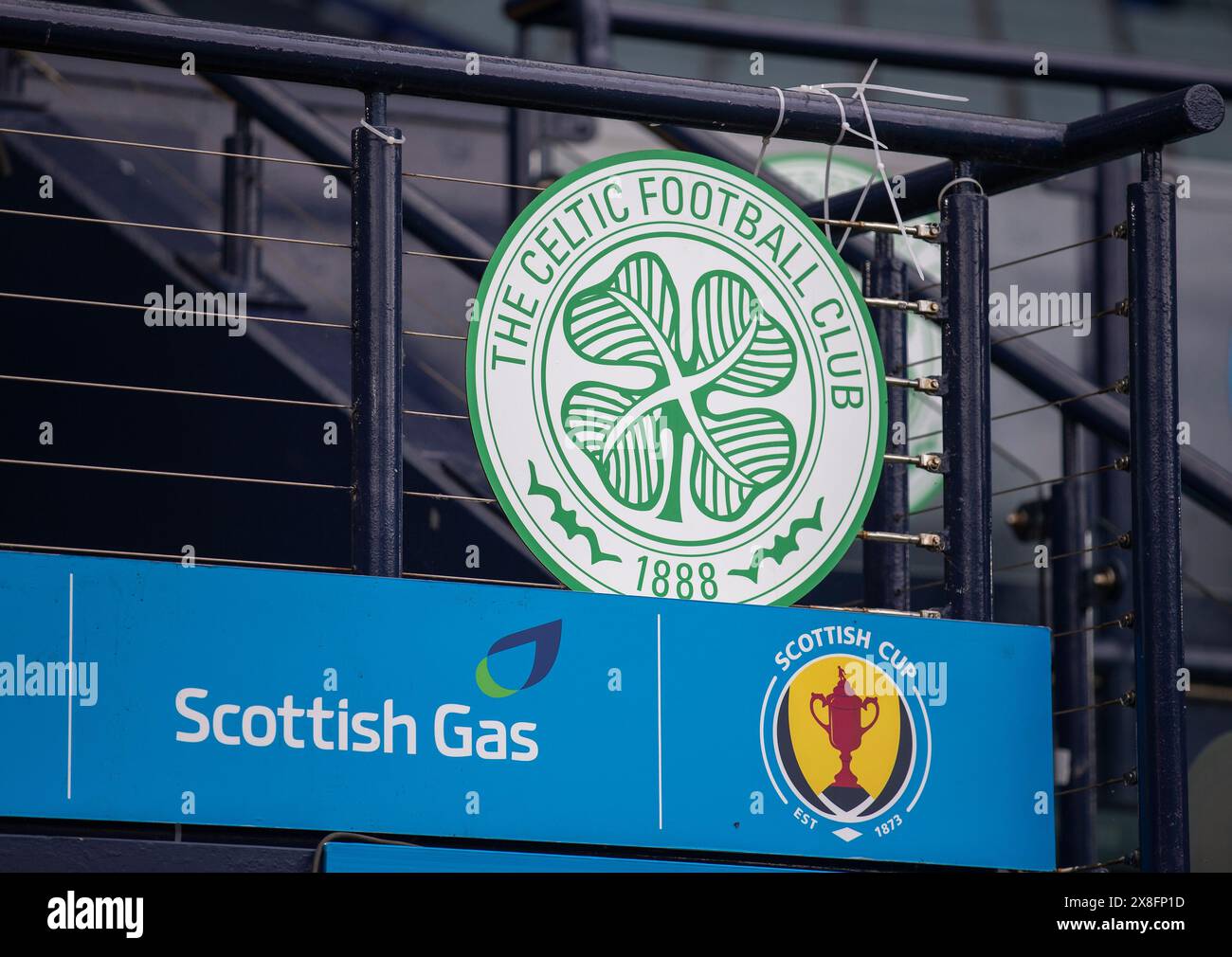 25. Mai 2024; Hampden Park, Glasgow, Schottland: Scottish Cup Football Final, Celtic versus Rangers; Celtic Badge mit dem Scottish Cup Logo Credit: Action Plus Sports Images/Alamy Live News Stockfoto